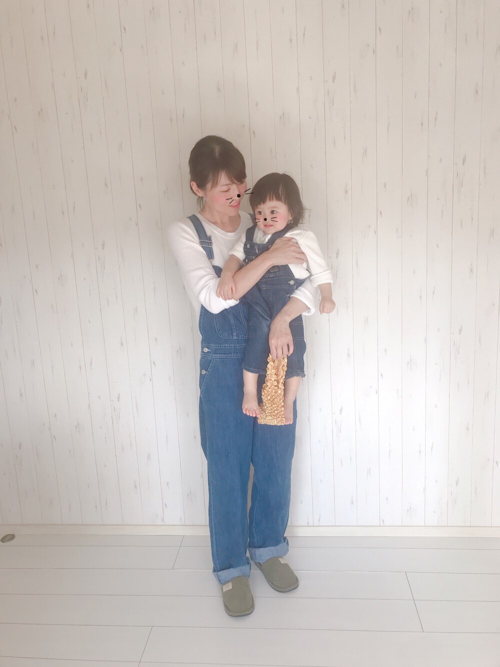 「秋コーデ、シンプル、おうちファッション、秋のマイ旬スタイル、親子コーデ、1歳、おんなのこ、サロペット、80cm、いいね、save、フォローお願いします🤑」｜「CANAL JEANのvia j(ヴィアジェイ) デニムオーバーオール（サロペット/オーバーオール、ブルー系）」を使った、miipuuさん（キッズ・80cm）の秋コーディネートの1枚目の写真