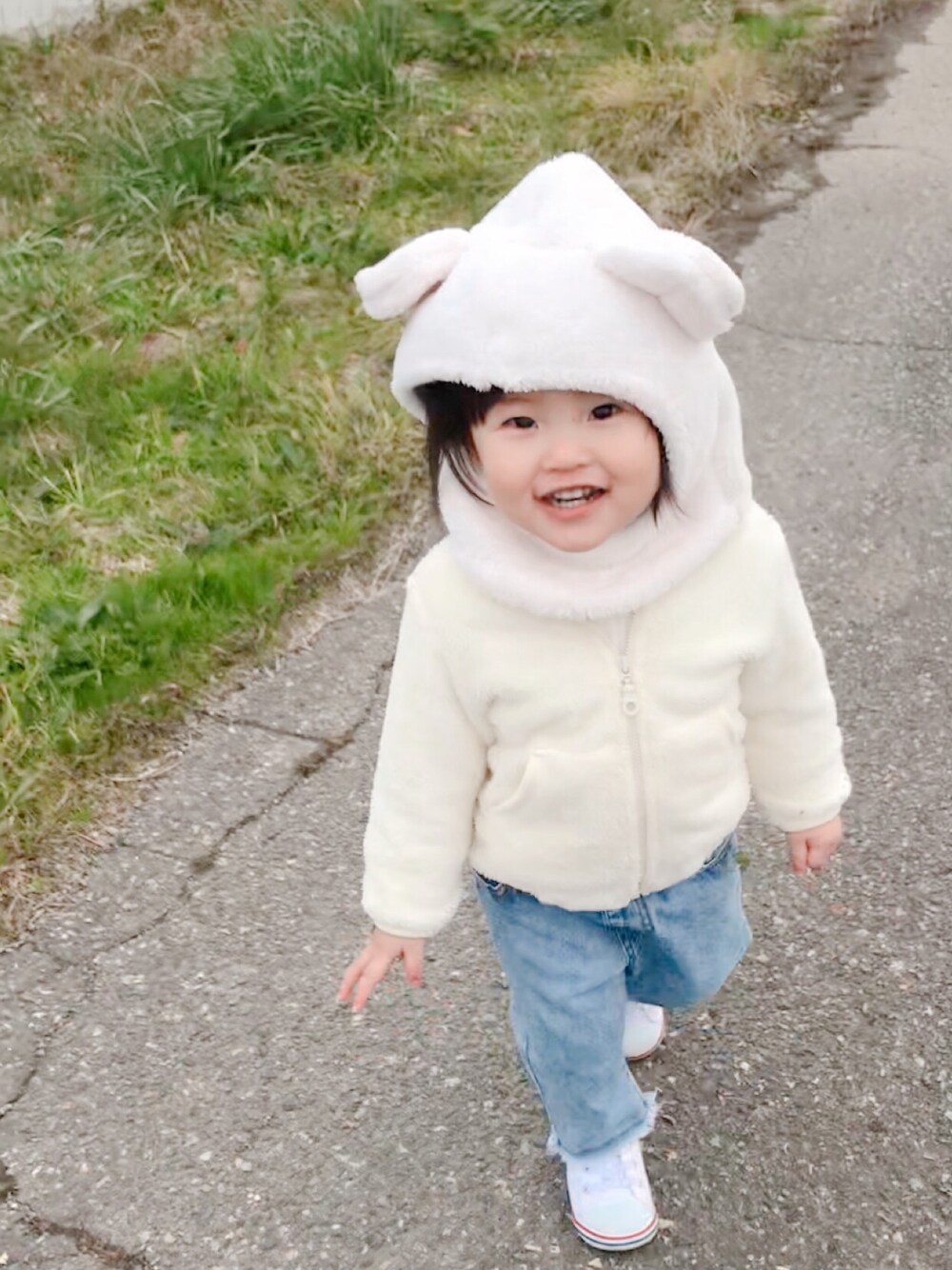 「ゆるコーデ、女の子コーデ、おさんぽコーデ、80cm、1歳、冬コーデ、今日のコーデ、プチプラコーデ、UNIQLO、bootakids」｜「韓国子供服のアイテム（帽子、ホワイト系）」を使った、miipuuさん（キッズ・80cm）の冬コーディネートの1枚目の写真