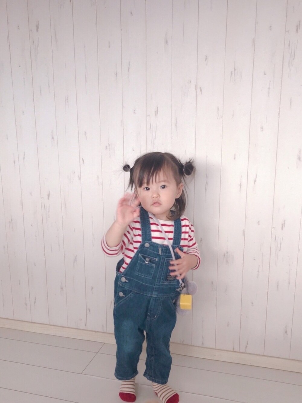 「80cm、1歳6ヶ月、オーバーオール、キッズファッション、サロペット、おうちファッション、休日スタイル、私の推しブランド、ダイソー、女の子」｜「BREEZEのサロペット（サロペット/オーバーオール、ブルー系）」を使った、miipuuさん（キッズ・80cm）の冬コーディネートの1枚目の写真
