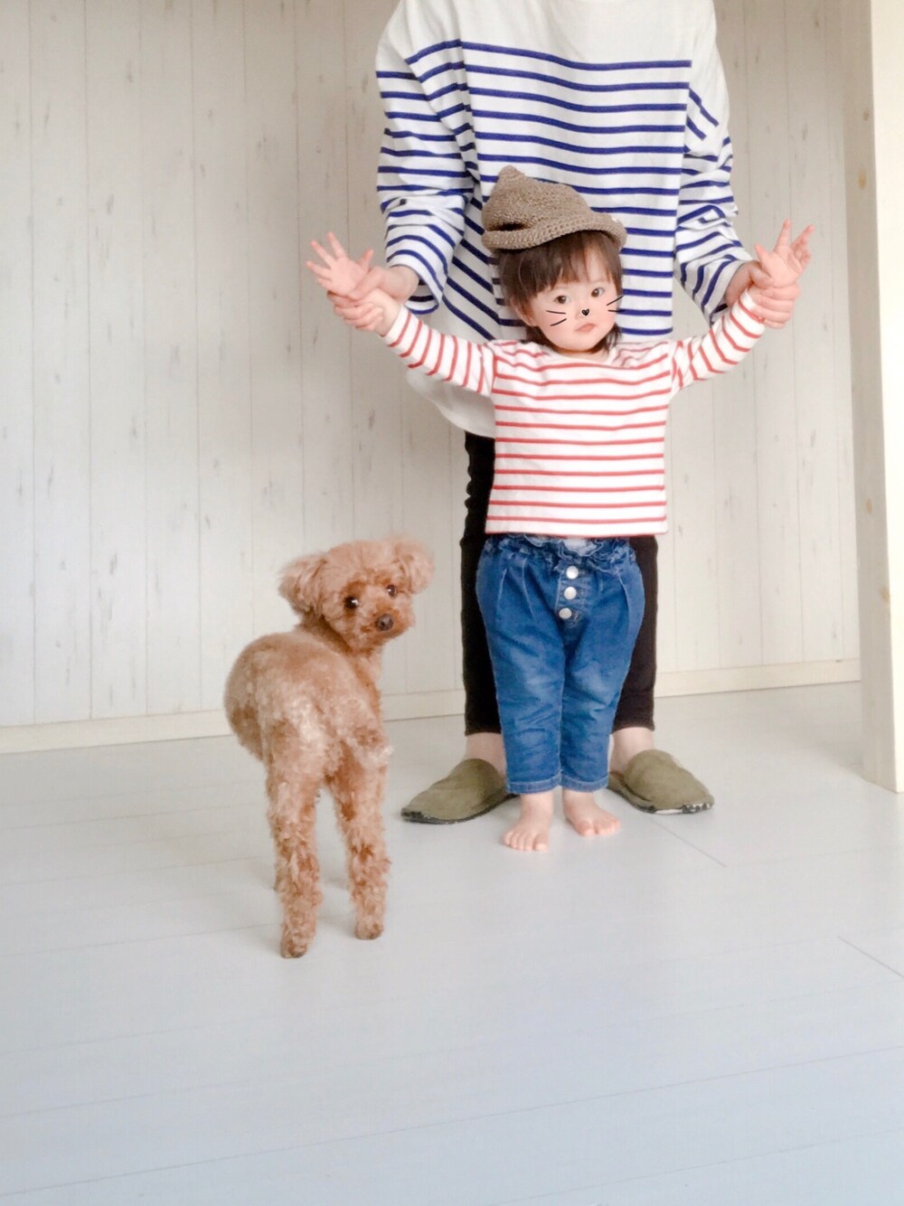 「春コーデ、休日コーデ、親子コーデ、ボーダー、おんなのこコーデ、1歳、80cm、おうちスタイル、しましま、らくちんスタイル」｜「BREEZEのアイテム（デニムパンツ、ブルー系）」を使った、miipuuさん（キッズ・80cm）の春コーディネートの1枚目の写真