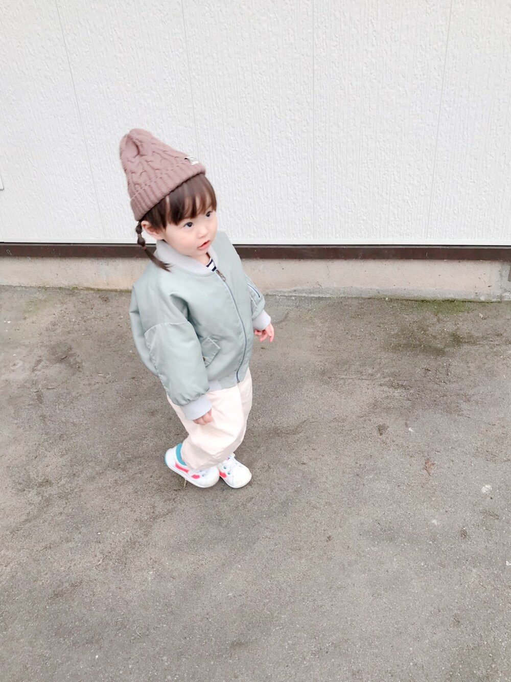 「キッズファッション、パステル映える春、パステルカラー、1歳、おさんぽスタイル、女の子コーデ、90cm、プチプラ、ホワイトパンツ、いいね、save、フォローお願いします🤑」｜「monmimiのアイテム（MA-1、グリーン系）」を使った、miipuuさん（キッズ・80cm）の春コーディネートの1枚目の写真
