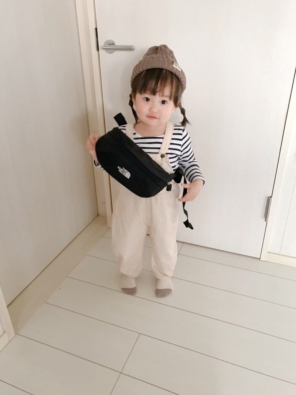 「プチプラ、キッズコーデ、休日コーデ、おうちファッション、ホワイトコーデ、サロペット、おんなのこコーデ、90cm、いいね、save、フォローお願いします🤑、ウエストポーチ」｜「THE NORTH FACEのTHE NORTH FACE Sweep スウィープ NM71904（ショルダーバッグ、ブラック系）」を使った、miipuuさん（キッズ・80cm）の春コーディネートの1枚目の写真