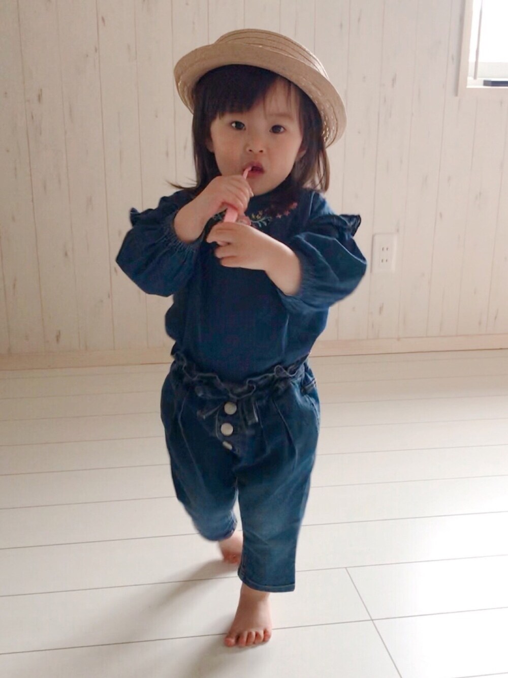 「休日スタイル、プチプラ、セットアップ、1歳10ヶ月 #女の子、キッズファッション、90cm、カンカン帽、キッズコーデ、デニムパンツ、はだしでごめんなさい」｜「Birthdayのアイテム（トップス、ブルー系）」を使った、miipuuさん（キッズ・90cm）の春コーディネートの1枚目の写真