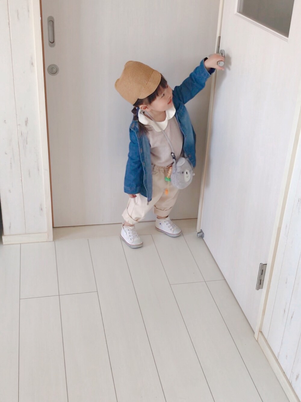 「プチプラコーデ、春夏コーデ、女の子、きまわしコーデ、デニムシャツ、90cm、1歳、くまさん、コンバース、おしゃれさんと繋がりたい」｜「CONVERSEのconverse BABY ALL STARS N Z（スニーカー、ホワイト系）」を使った、miipuuさん（キッズ・90cm）の春コーディネートの1枚目の写真