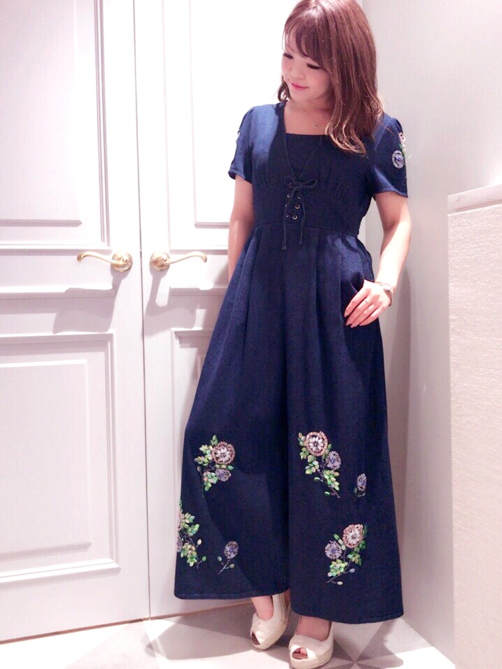 「大人カジュアル、オトナ女子、ゆるコーデ、きれいめカジュアル、シュープリームララ(Supreme.La.La.)、デニム、コンビネゾン、デニムコーデ、ビーズ刺繍、表参道」｜「Supreme.La.La.のデニムコンビネゾン（つなぎ/オールインワン、ブルー系）」を使った、Mai Hiranoさん（レディース・158cm）の夏コーディネートの1枚目の写真