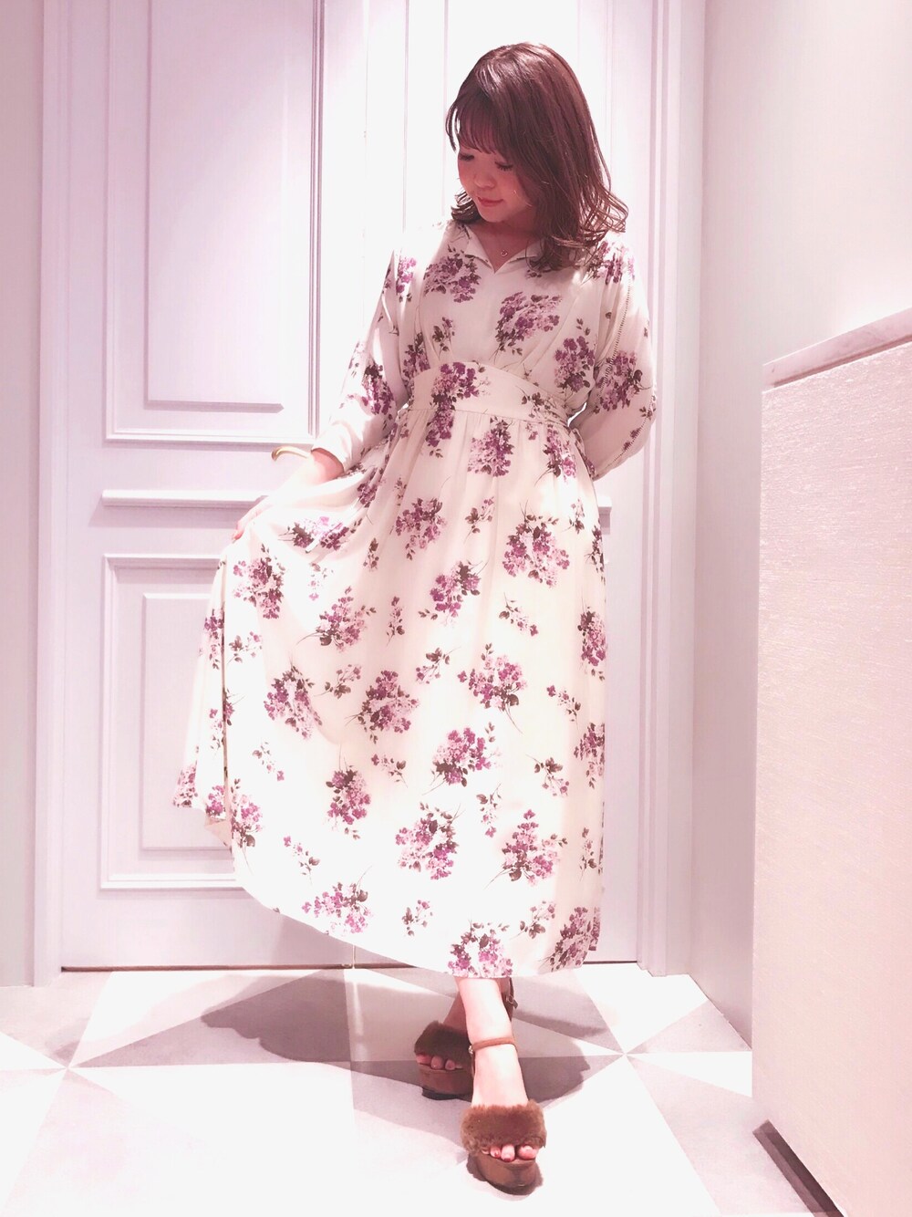 「秋服、秋コーデ、ラクチンコーデ、オトナカジュアル、マキシ丈ワンピース、ロングワンピース、デートスタイル（WOMEN）、お出かけコーデ」｜「Supreme.La.La.のロータスフラワーサイドリボンワンピース（ワンピース、ホワイト系）」を使った、Mai Hiranoさん（レディース・158cm）の秋コーディネートの1枚目の写真