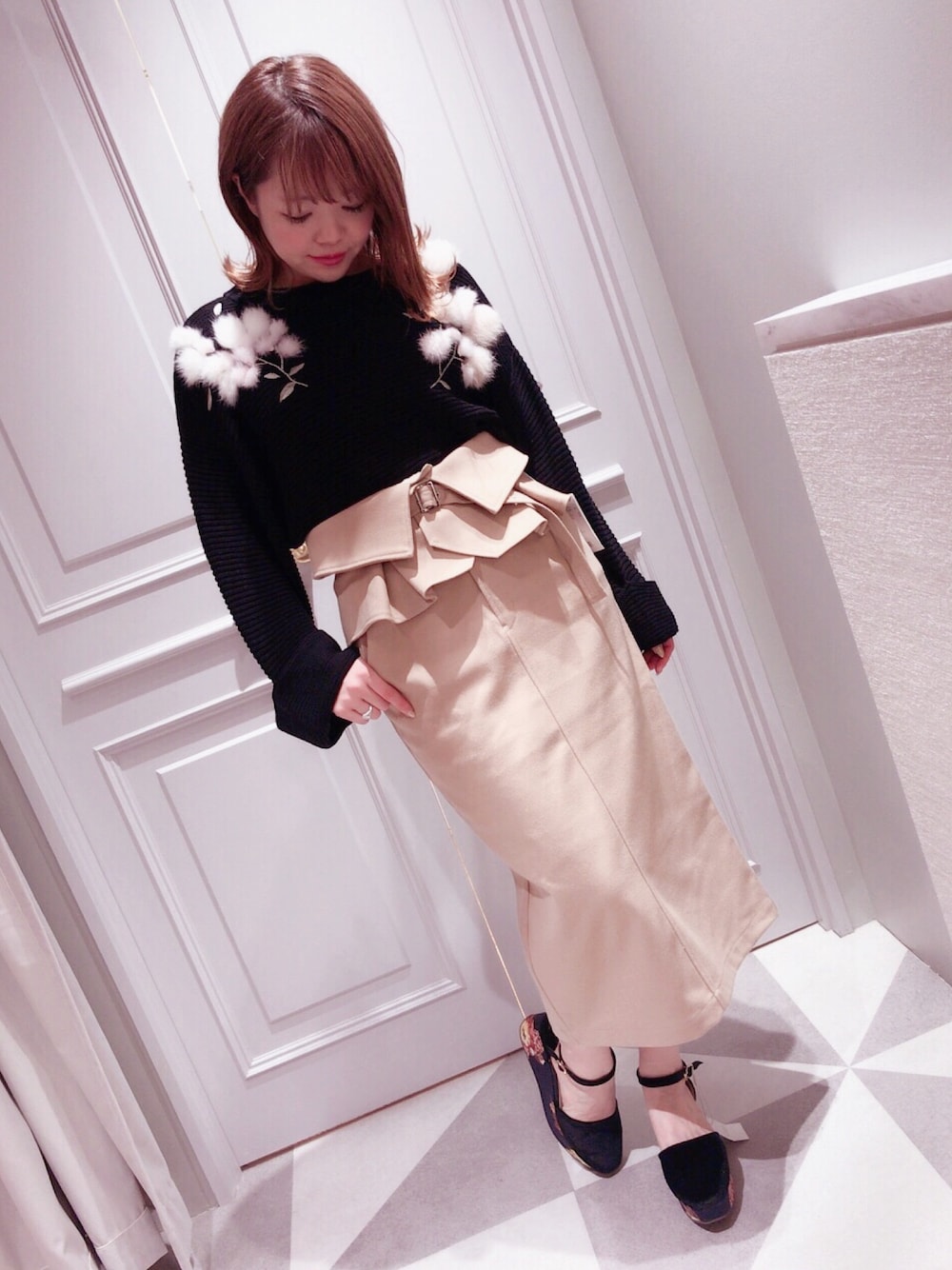 「休日スタイル、秋服、きれいめカジュアル、ファー、お出かけコーデ、デートスタイル（WOMEN）」｜「Supreme.La.La.のコルセットベルトツキスカート（スカート、ベージュ系）」を使った、Mai Hiranoさん（レディース・158cm）の秋コーディネートの1枚目の写真