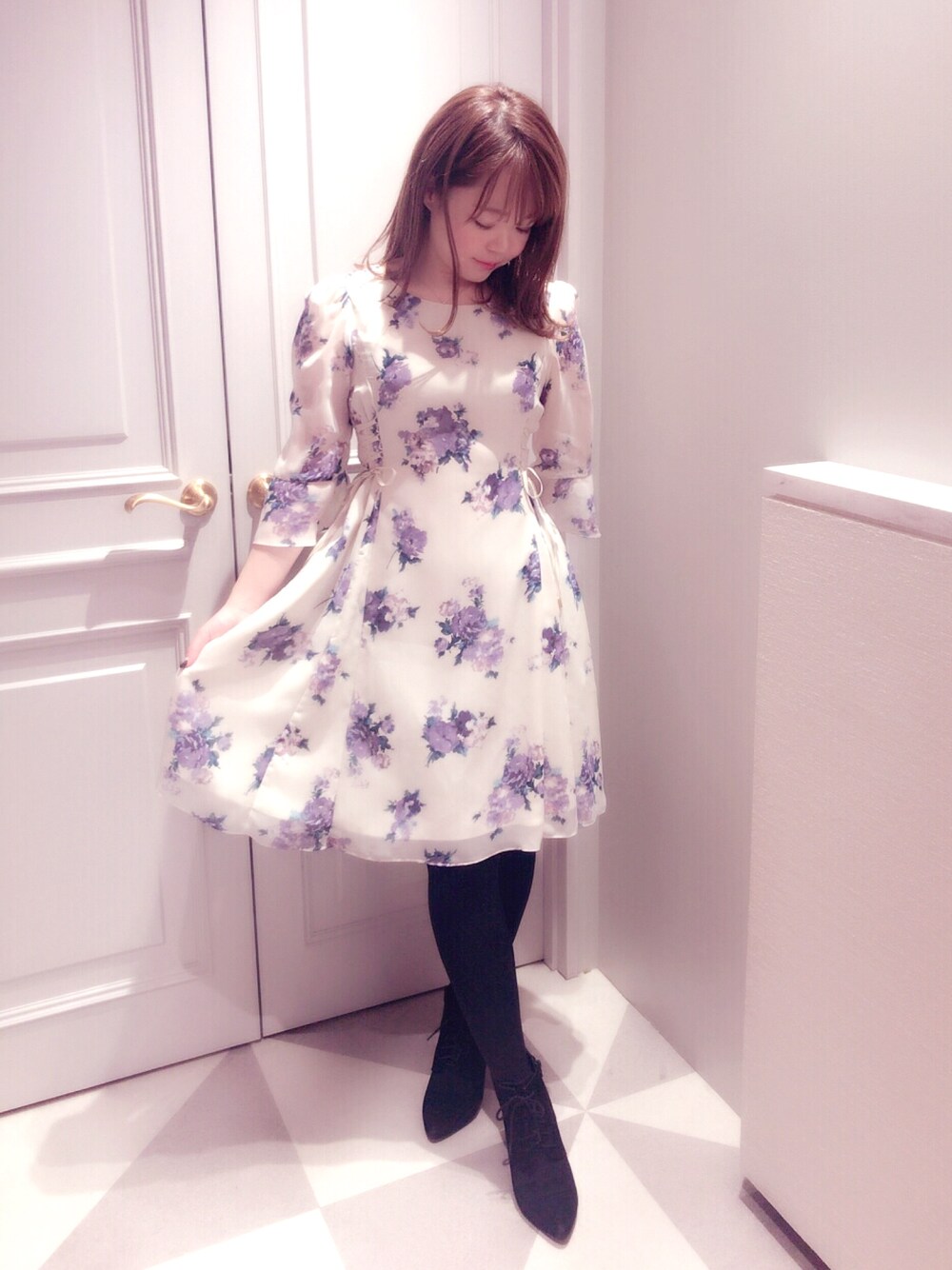 「ootd、オトナ女子、クリスマスコーデ、キレイめ、outfit」｜「Supreme.La.La.のブラシタッチフラワーワンピース（ワンピース、ホワイト系）」を使った、Mai Hiranoさん（レディース・158cm）の冬コーディネートの1枚目の写真
