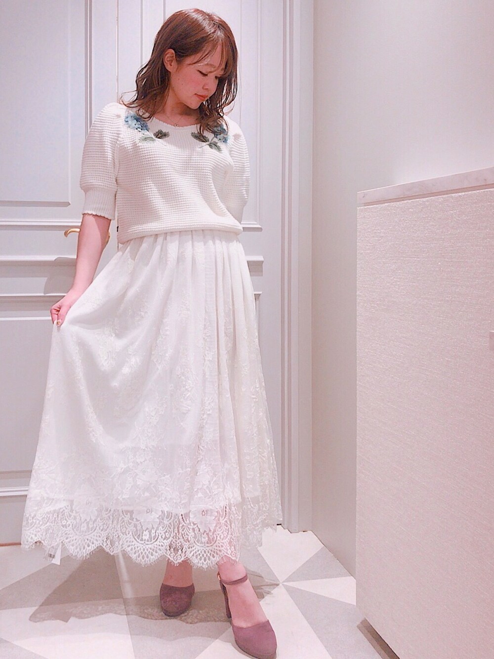 「シンプル、おしゃれさんと繋がりたい、outfit、ゆるコーデ、大人ガーリー、デート、はるコーデ、チュールスカート、休日スタイル」｜「Supreme.La.La.のアジサイモチーフニットトップス（ニット/セーター、ホワイト系）」を使った、Mai Hiranoさん（レディース・158cm）の冬コーディネートの1枚目の写真