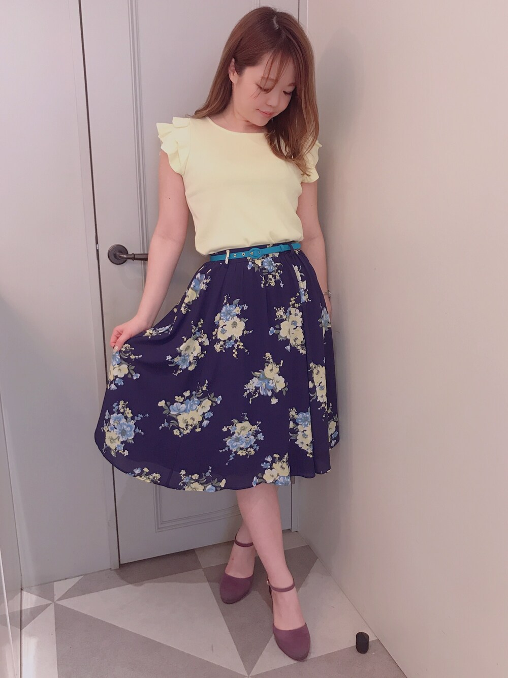 「春コーデ、ootd、キレイめ、通勤コーデ、大人コーデ、スカート、フレアスカート」｜「Supreme.La.La.の【andGirl掲載】フリルニットトップス（ニット/セーター、イエロー系）」を使った、Mai Hiranoさん（レディース・158cm）の春コーディネートの1枚目の写真