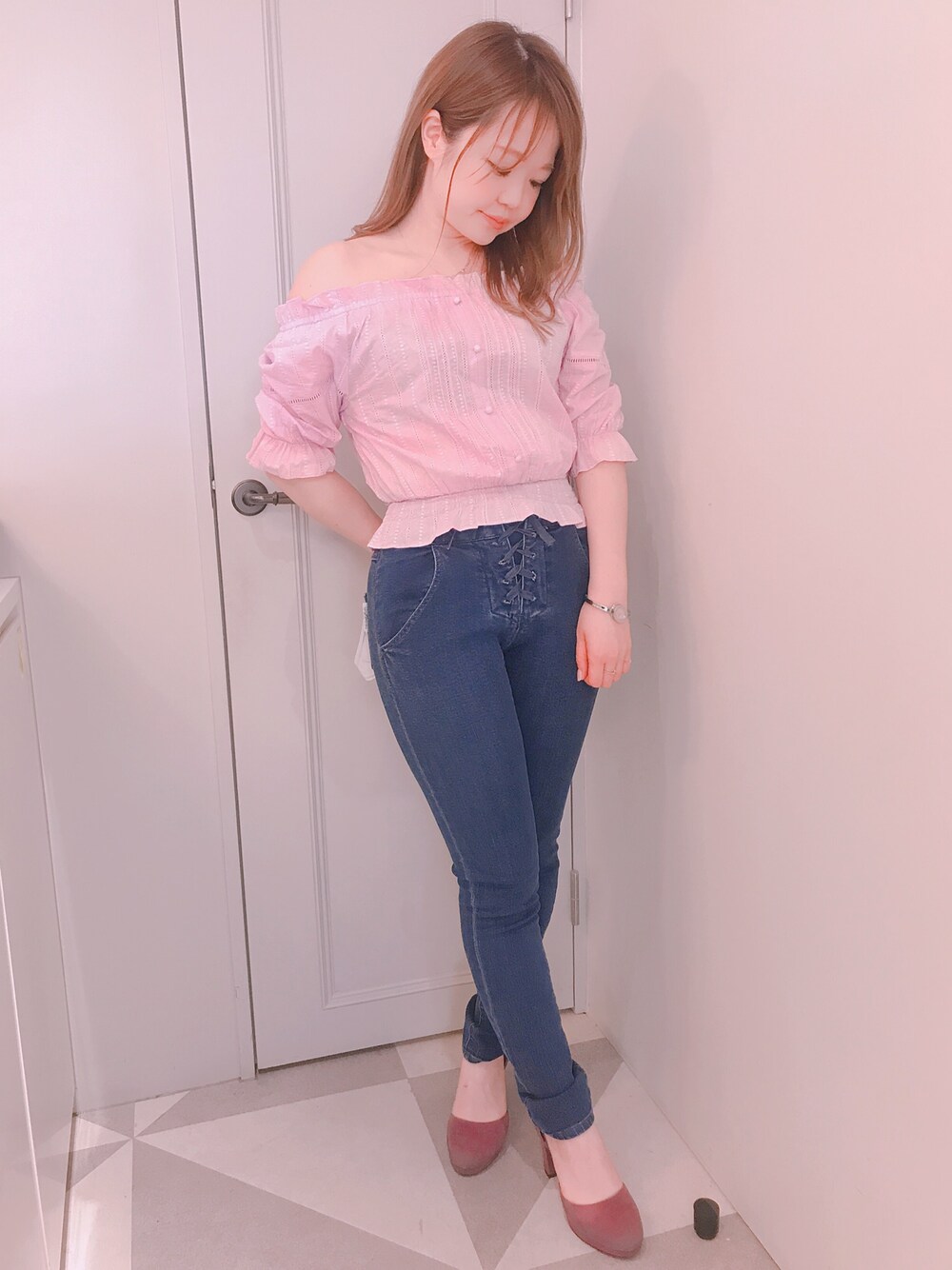 「大人カジュアル、パンツスタイル、夏コーデ、ブラウス、レースアップ、スキニーデニム、オフショルトップス」｜「Supreme.La.La.の【美人百花掲載】コットンレースブラウス（シャツ/ブラウス、パープル系）」を使った、Mai Hiranoさん（レディース・158cm）の春コーディネートの1枚目の写真