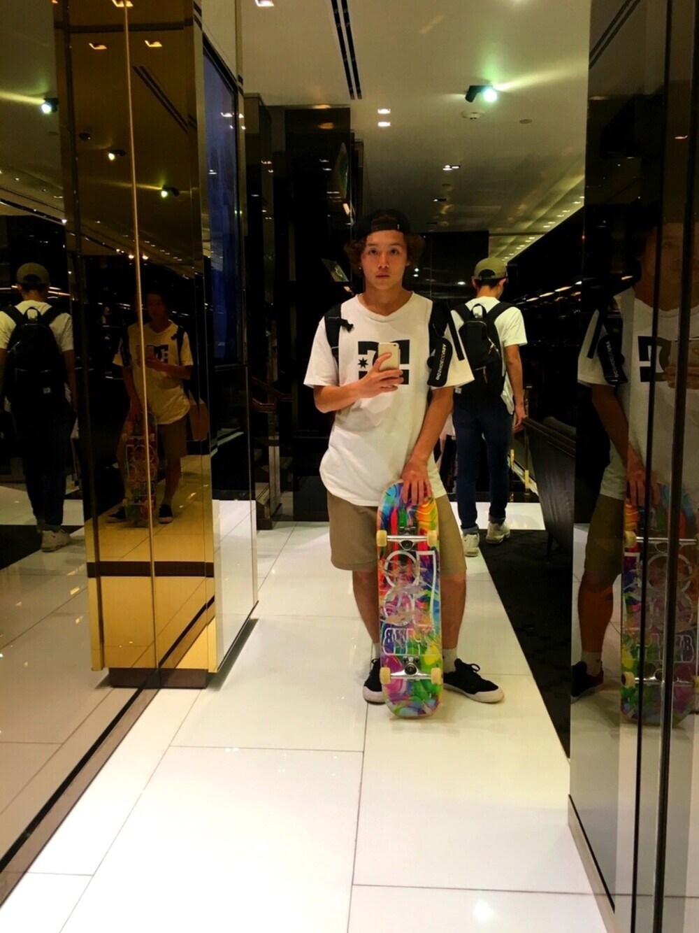 「Guam、skate、SK8　、スケーター、DC SHOES、NikeSB、スケータースタイル、スケボー」｜「NIKE SBのNIKE SB / パフォーマンス トラッカー キャップ（キャップ、ブラック系）」を使った、こうきさん（メンズ・169cm）の春コーディネートの1枚目の写真