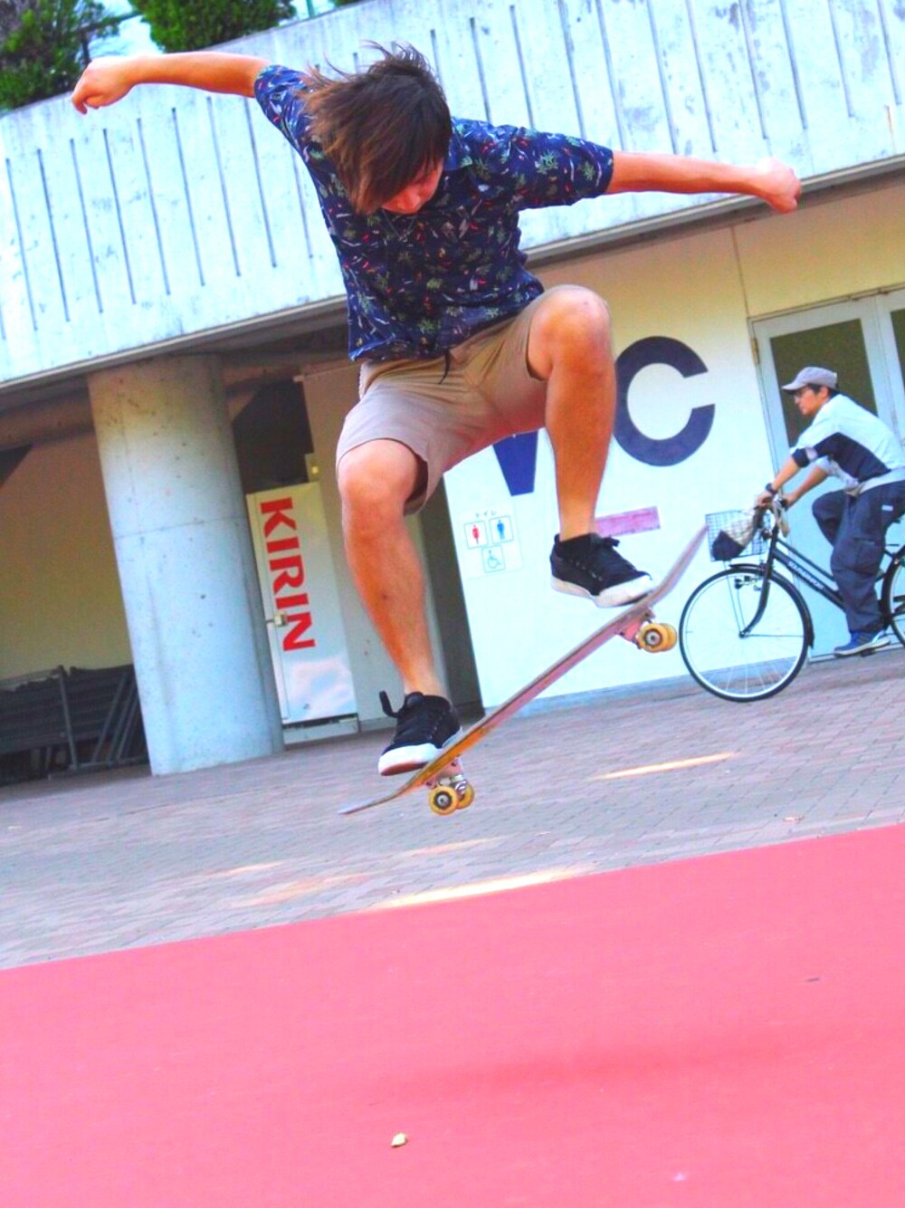 「SK8　、skateboard、skateboarding」｜「GUのアイテム（シャツ/ブラウス、ブルー系）」を使った、こうきさん（メンズ・169cm）の夏コーディネートの1枚目の写真