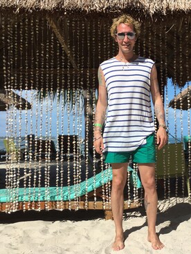 「PANTONE（パントーン）のアイテム」を使った、Arlindo Grundさん（メンズ・183cm）の冬コーディネート