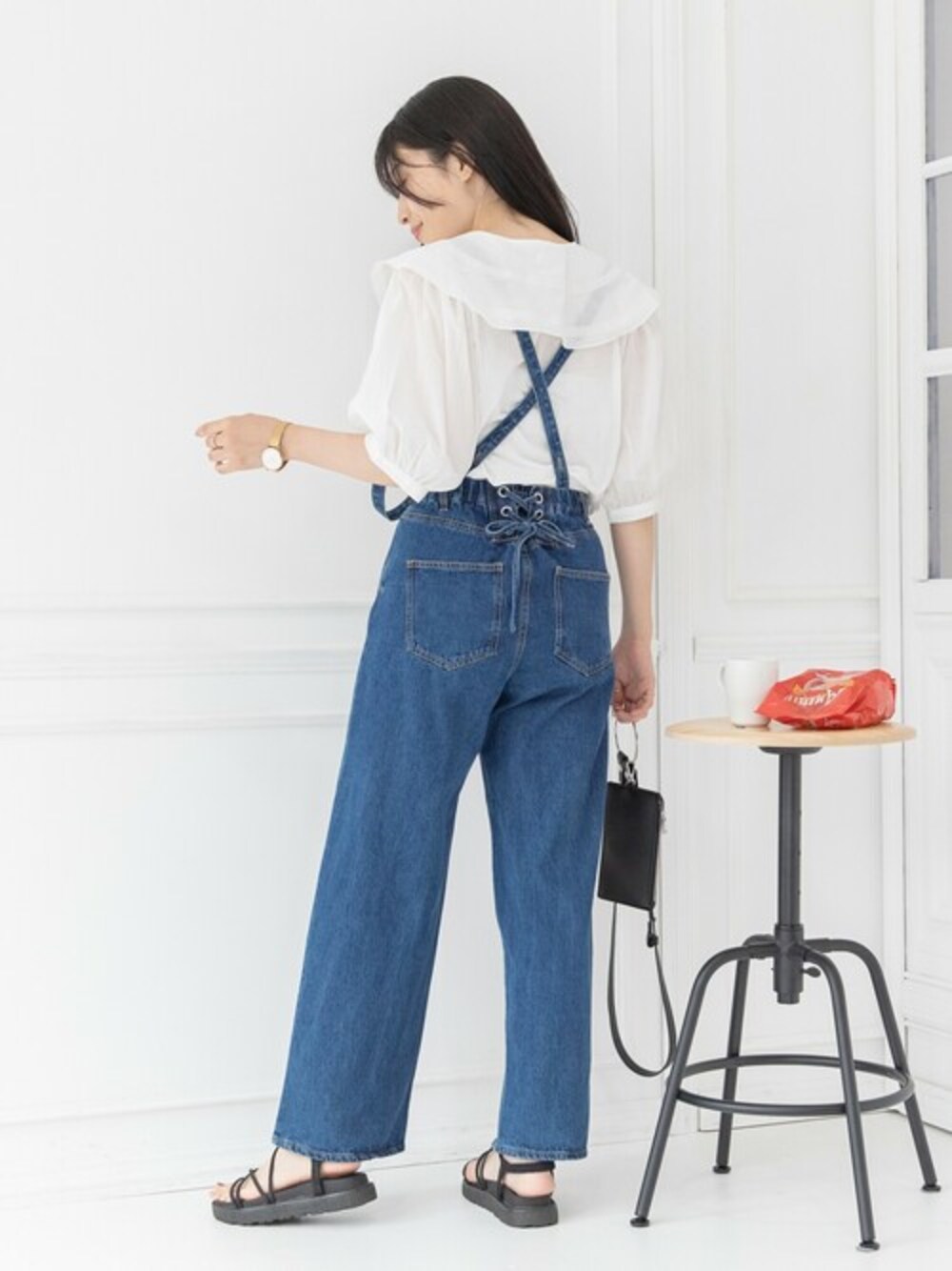 「サスペンダー、レースアップ、デニムパンツ、トレンドコーデ、ピクニック、ブラウス×デニム、ビッグカラー、ビッグ襟、mysaliina、ミサリナ」｜「Mysa&Liinaの刺繍入りビッグカラーリボンブラウス（シャツ/ブラウス、ホワイト系）」を使った、mysaliinaさん（レディース・163cm）の夏コーディネートの1枚目の写真