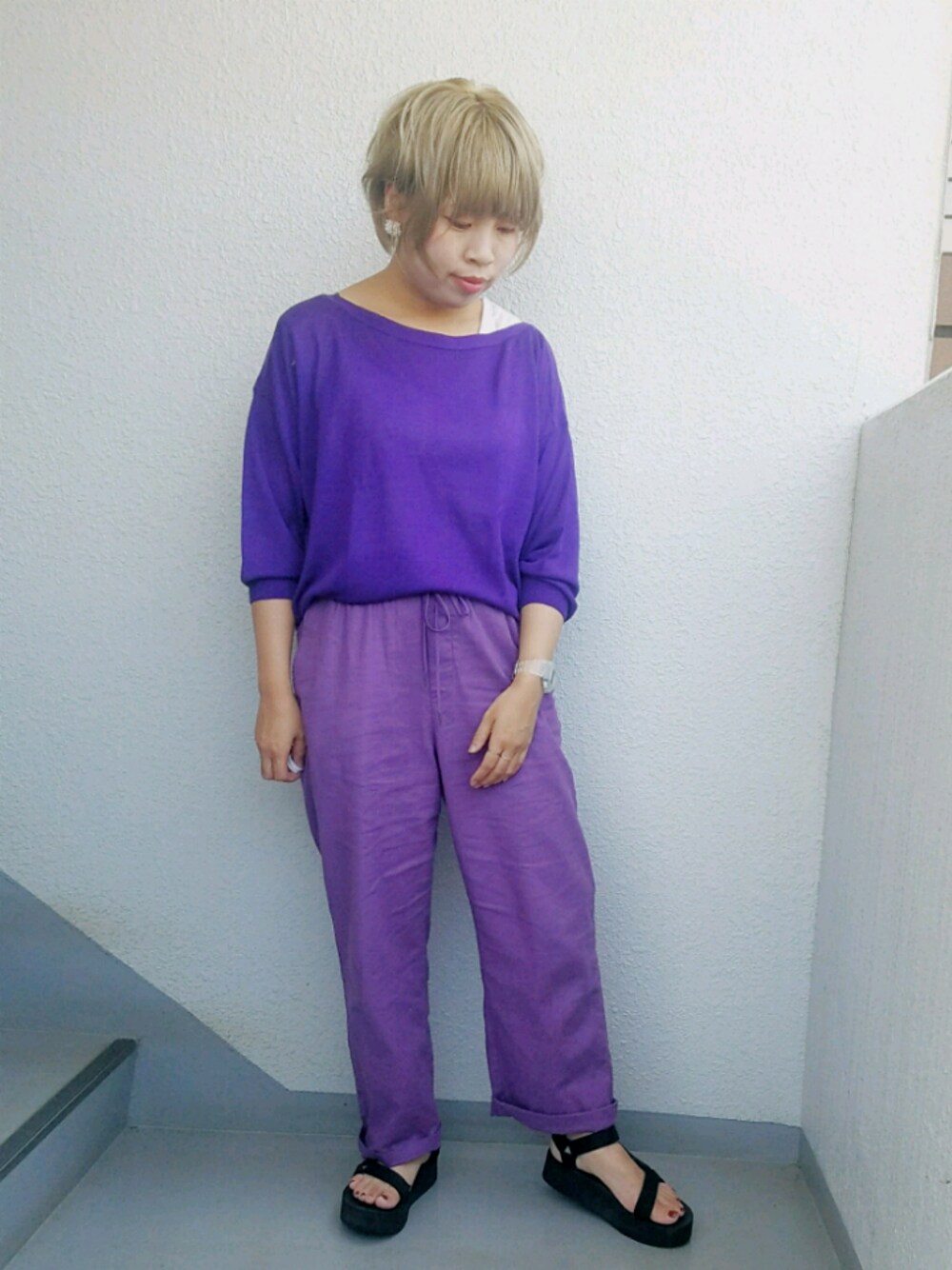 ブラック系のサンダル、パープル系のニット/セーター、パープル系のその他パンツを着用したレディースの夏コーディネートの1枚目の写真