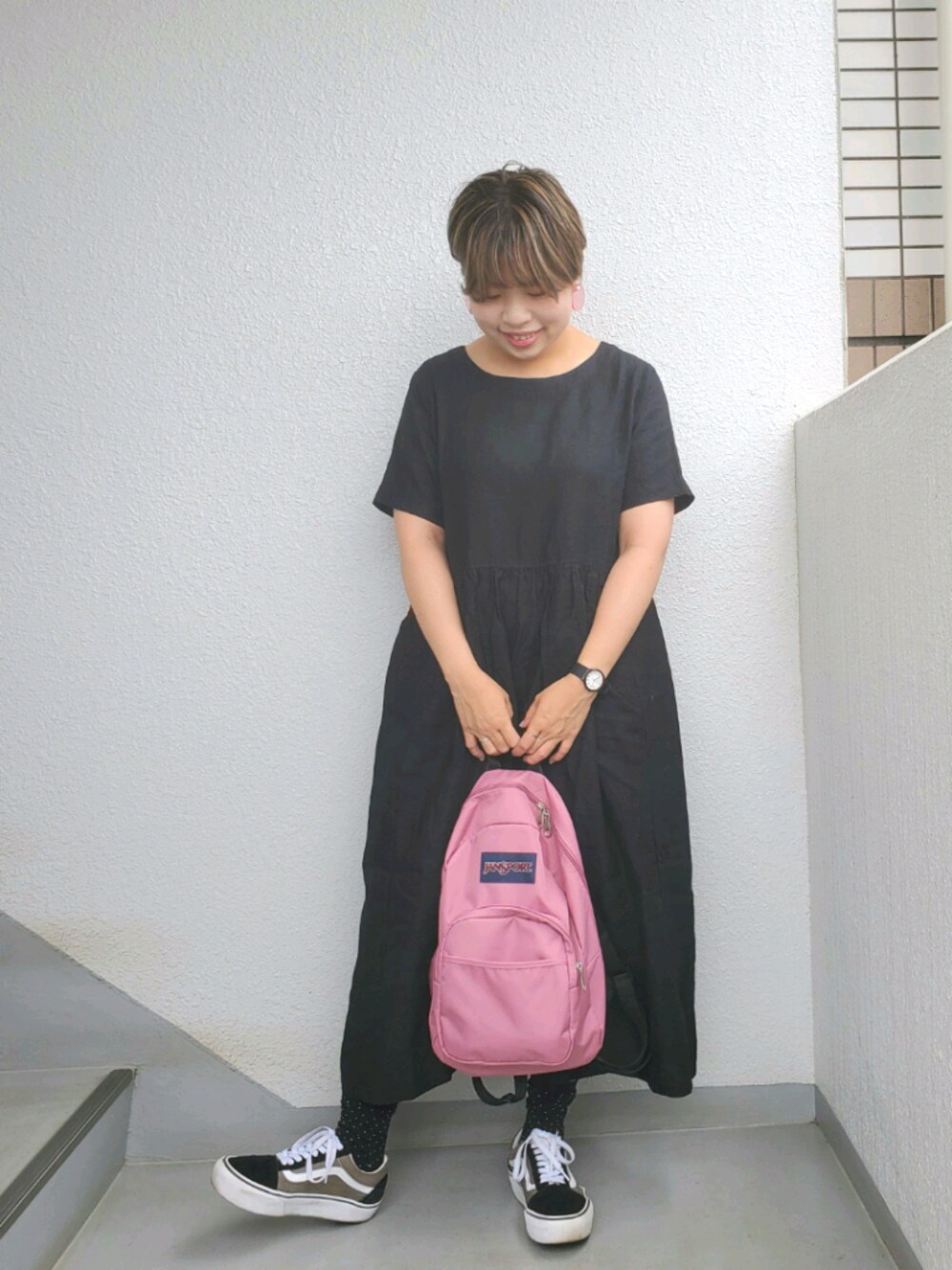 「黒ワンピース、ブラックコーデ、黒×ピンク、リネンワンピース、リネン、スタディオクリップ(studio CLIP)、FREAK’Ｓ STORE、jansport、差し色(ピンク)、FUDGE」｜「studio CLIPのリネンウエスト切り替えギャザーワンピース（ワンピース、ブラック系）」を使った、おはづさん（レディース・155cm）の夏コーディネートの1枚目の写真