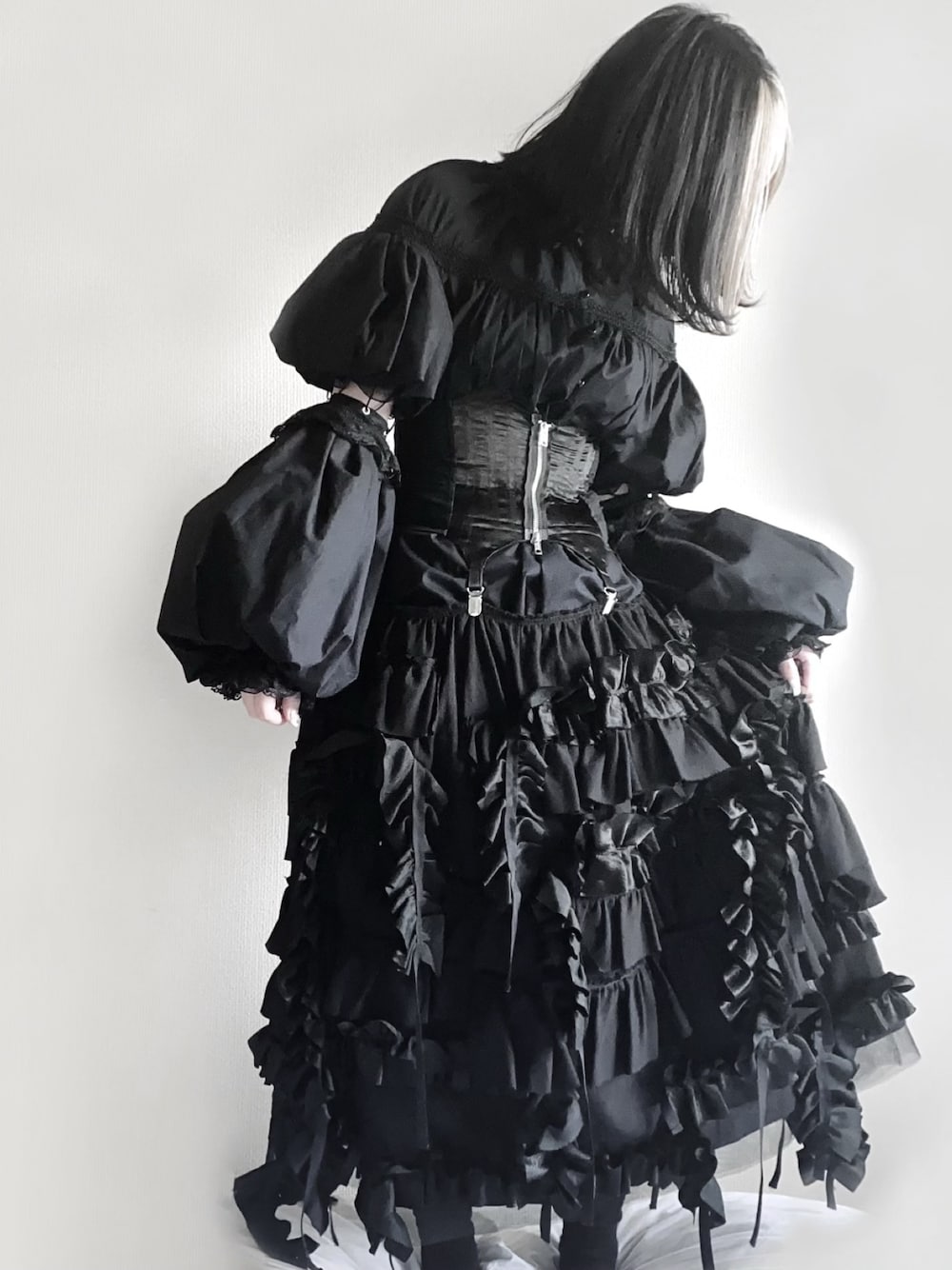 「alice auaa、LIMI feu、yohjiyamamoto、モード、ゴシック、ブラウス、コルセット、コルセットスカート、オールブラック、ブラックコーデ」｜「alice auaaのアイテム（シャツ/ブラウス、ブラック系）」を使った、さくちゃんさん（レディース・155cm）の春コーディネートの1枚目の写真