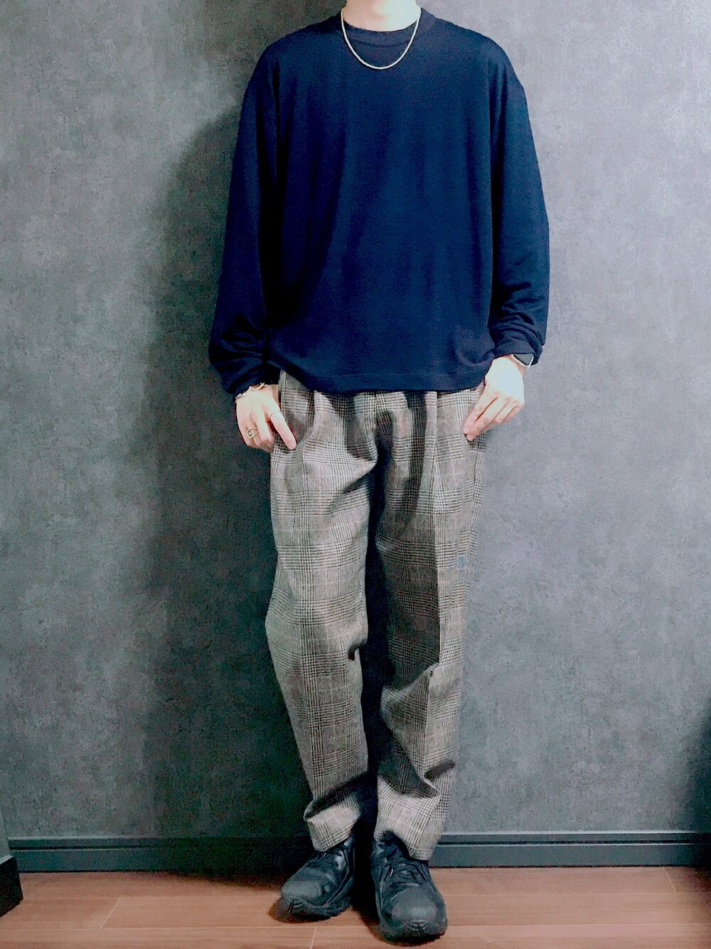 「休日スタイル、大人カジュアル、きれいめカジュアル、チェックパンツ、stein、yoke、スニーカーコーデ、おしゃれさんと繋がりたい、秋服、シンプルコーデ」｜「YOKEのアイテム（Tシャツ/カットソー、ブルー系）」を使った、chisackeeeyさん（メンズ・173cm）の秋コーディネートの1枚目の写真