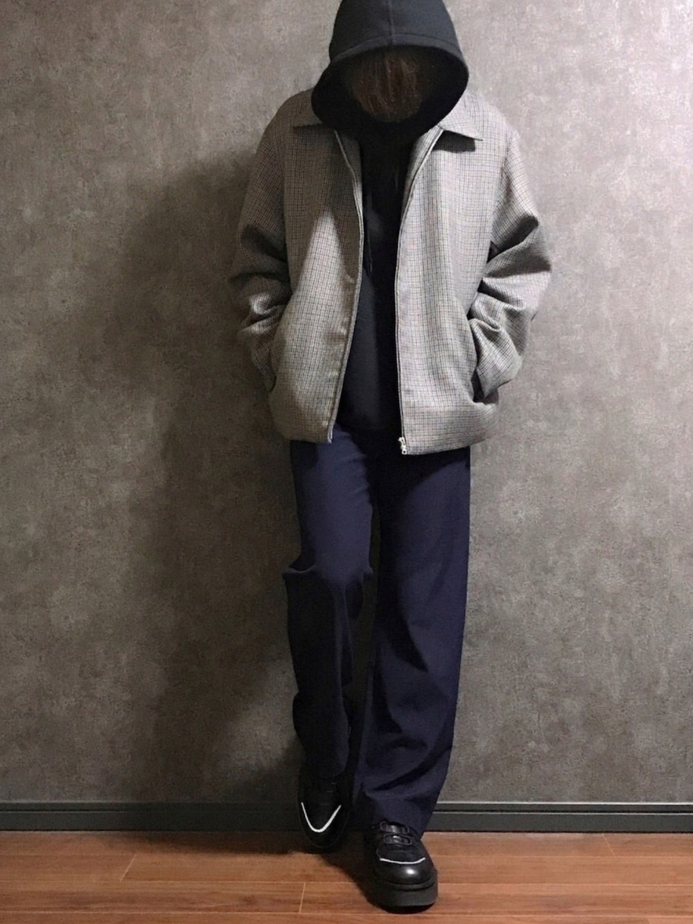 「STUDIOUS、sunsea、sacha garel、スラックス、ブルゾン、おしゃれさんと繋がりたい、お洒落さんとつながりたい、AURALEE、フレアパンツ、きれいめカジュアル」｜「AURALEEの＜AURALEE（オーラリー）＞ D/F CHK BLSN（ブルゾン、グレー系）」を使った、chisackeeeyさん（メンズ・173cm）の春コーディネートの1枚目の写真