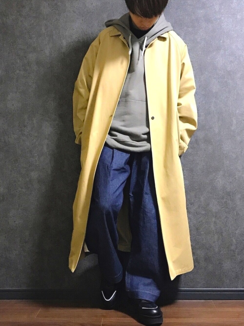 「春、おしゃれさんと繋がりたい、ビッグシルエット、デニムパンツ、ワイドパンツ、トレンチコート、sunsea、neonsign、STUDIONICHOLSON、sachagarel」｜「STUDIO NICHOLSONの＜STUDIO NICHOLSON（スタジオ ニコルソン）＞ デニム ボリューム パンツ（デニムパンツ、ブルー系）」を使った、chisackeeeyさん（メンズ・173cm）の春コーディネートの1枚目の写真