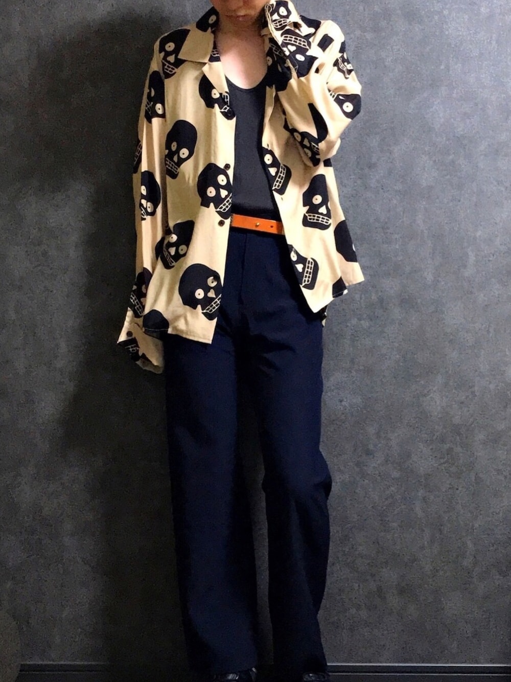 「sunsea、おしゃれさんと繋がりたい、キレイめ、ドクロ、フレアパンツ、タンクトップ、お洒落さんとつながりたい、今日のコーデ、レーヨンシャツ、オープンカラーシャツ」｜「SUNSEAのアイテム（スラックス、ブルー系）」を使った、chisackeeeyさん（メンズ・173cm）の夏コーディネートの1枚目の写真