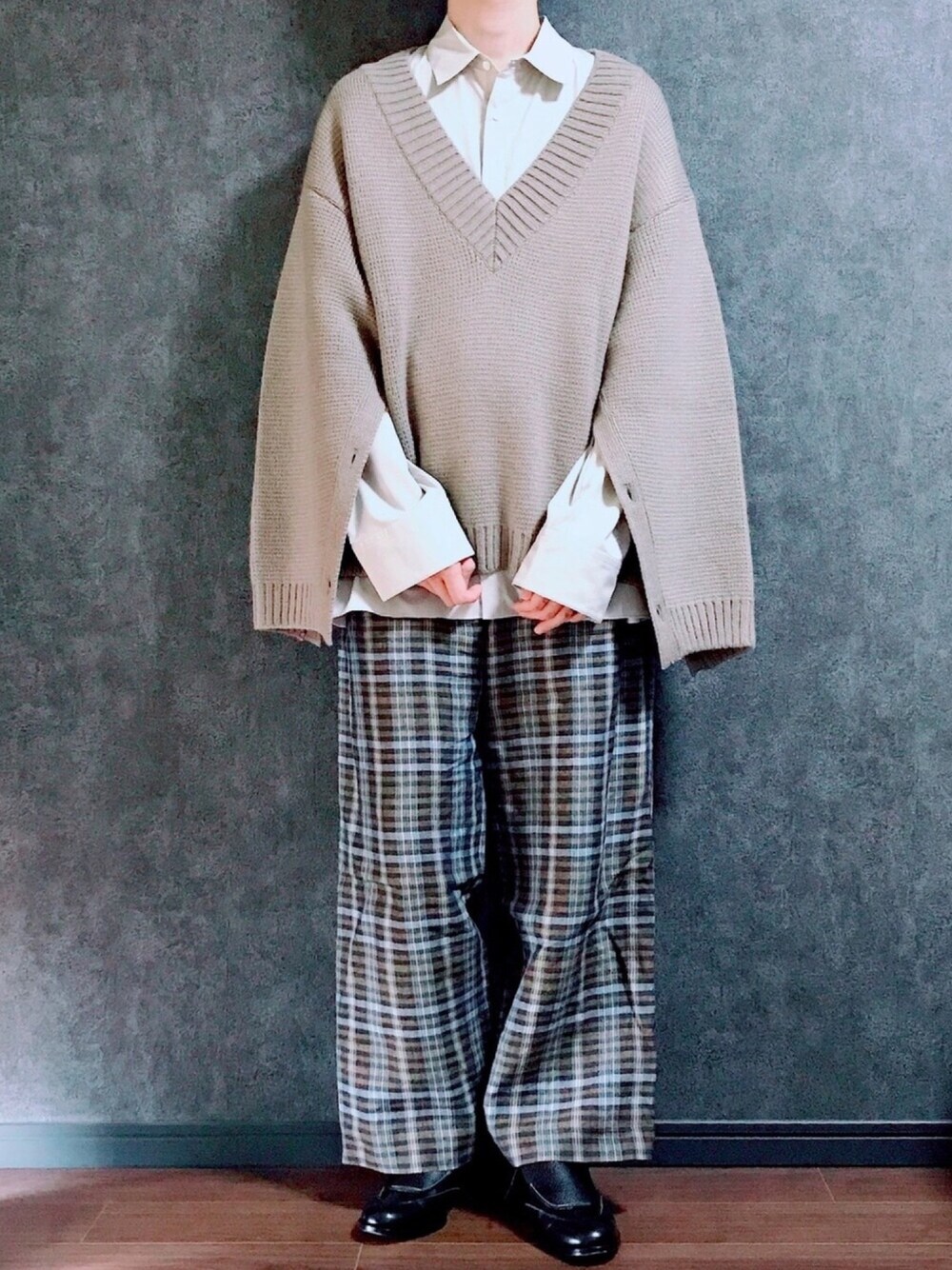 「秋コーデ、おしゃれさんと繋がりたい、オトナカジュアル、休日コーデ、yoke、stein、sunsea、ニット、ゆるコーデ、秋服」｜「YOKEのアイテム（ニット/セーター、ベージュ系）」を使った、chisackeeeyさん（メンズ・173cm）の秋コーディネートの1枚目の写真