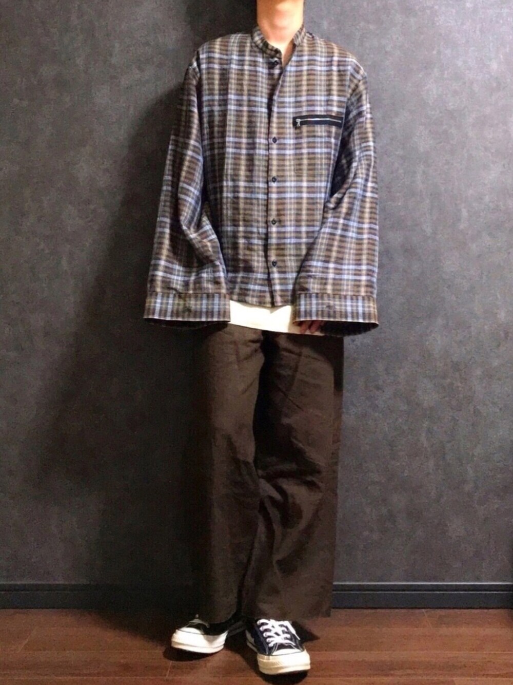 「リネン、チェックシャツ、sunsea、converse、ビックシルエット、ストレートパンツ、おしゃれさんと繋がりたい、レイヤードスタイル、ブラウン、夏コーデ」｜「SUNSEAのアイテム（その他パンツ、ブラウン系）」を使った、chisackeeeyさん（メンズ・173cm）の夏コーディネートの1枚目の写真