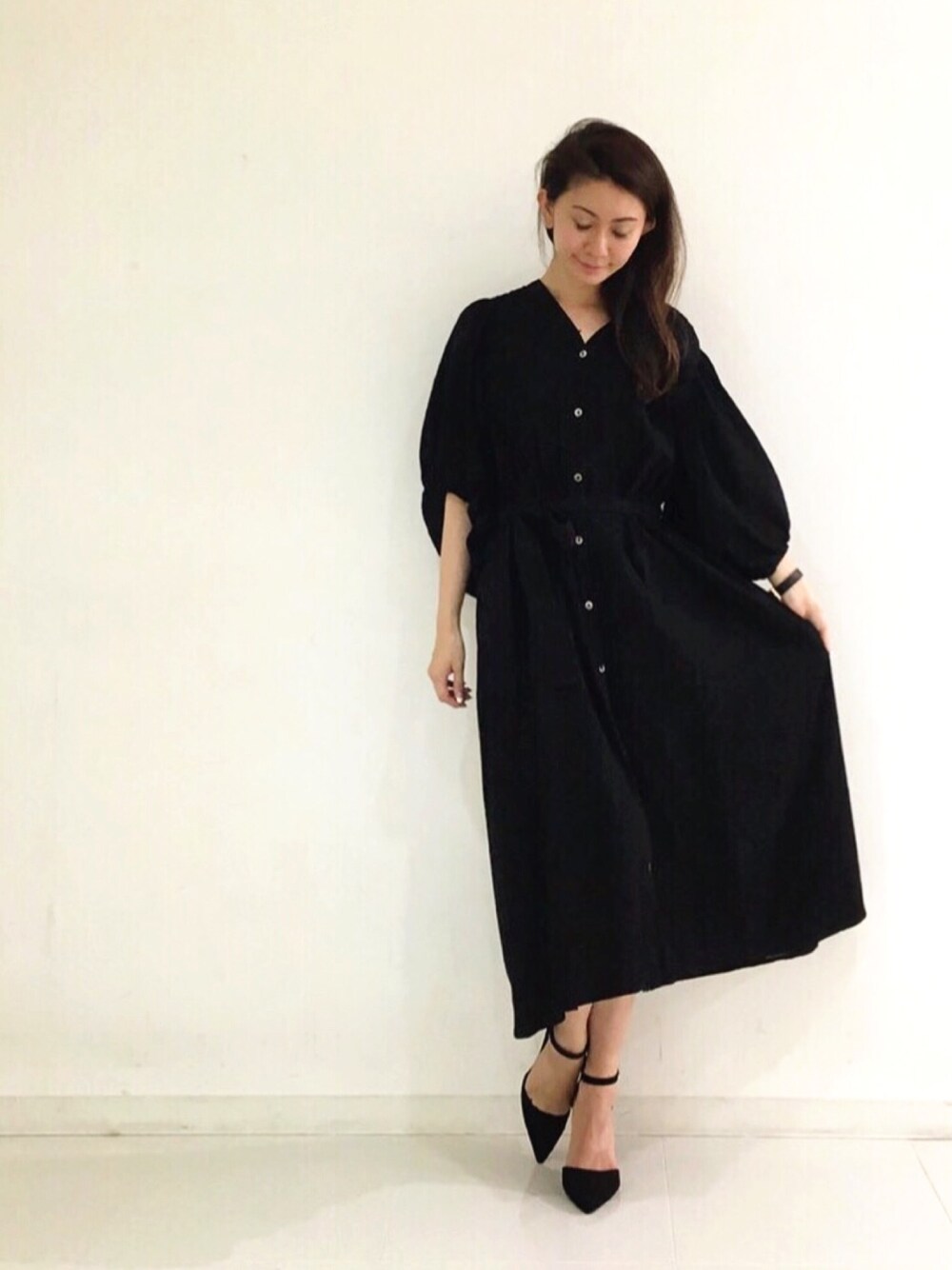 「大人カジュアル、autumn、ブラック、大人コーデ、秋のコーデ、ワンピース、デート、ワントーンコーデ、DRWCYS、ドロシーズ(DRWCYS)」｜「DRWCYSのバルーンスリーブワンピース（ワンピース、ブラック系）」を使った、DRWCYS・PR 生駒典子さん（レディース・159cm）の秋コーディネートの1枚目の写真