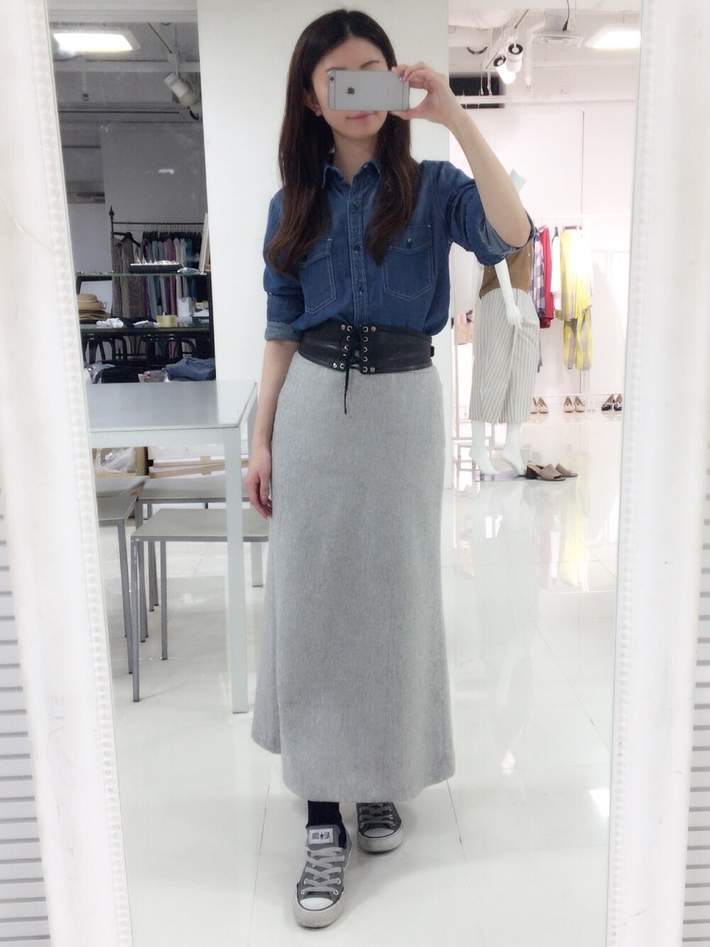 「シンプル、はるコーデ、ootd、スニーカー、大人コーデ、シャツスタイル、デニム、カジュアル、DRWCYS、ドロシーズ(DRWCYS)」｜「DRWCYSのフラップポケットデニムシャツ（シャツ/ブラウス、ブルー系）」を使った、DRWCYS・PR 生駒典子さん（レディース・159cm）の春コーディネートの1枚目の写真