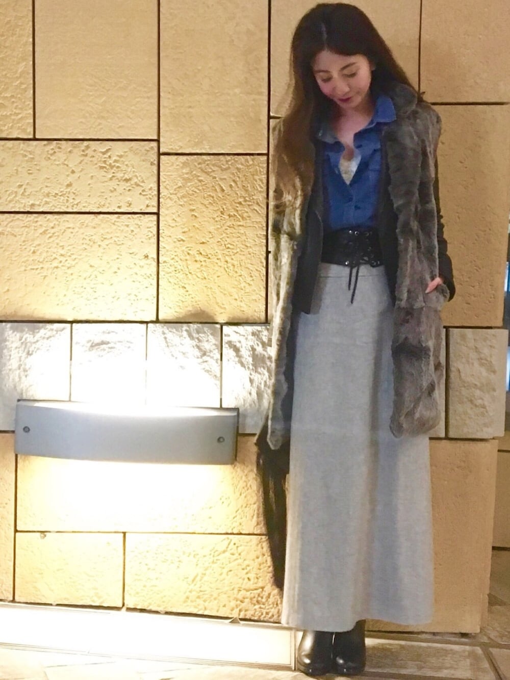 「休日スタイル、fashion、outfit、ootd、デニムシャツ、レイヤードスタイル、レース、ウエストマーク、DRWCYS、ドロシーズ(DRWCYS)」｜「DRWCYSのレースキャミソール（キャミソール、ホワイト系）」を使った、DRWCYS・PR 生駒典子さん（レディース・159cm）の春コーディネートの1枚目の写真