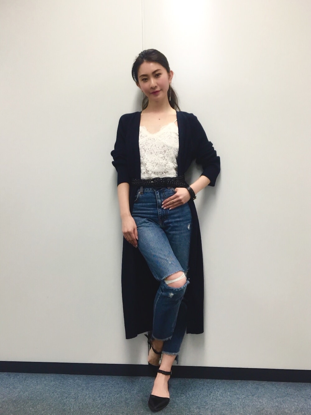 「休日スタイル、オトナ女子、パンツスタイル、カジュアル、デニム、レイヤードスタイル、春コーデ、レース、DRWCYS、ドロシーズ(DRWCYS)」｜「DRWCYSのレースキャミソール（キャミソール、ブルー系）」を使った、DRWCYS・PR 生駒典子さん（レディース・159cm）の春コーディネートの1枚目の写真