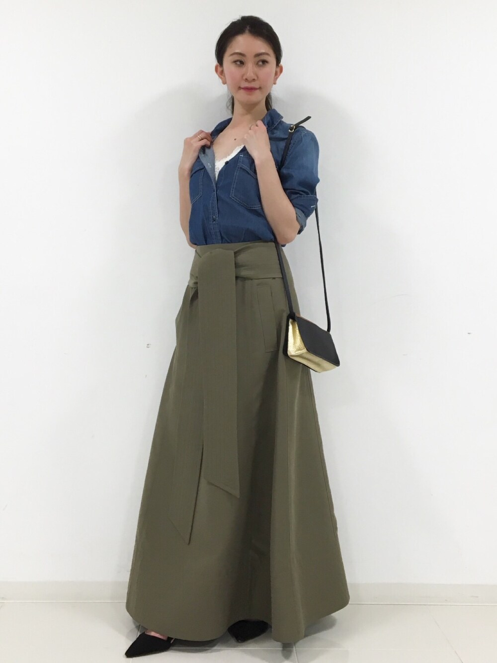 「春、春コーデ、ootd、outfit、デニム、デニムシャツ、レース、レイヤードスタイル、DRWCYS、ドロシーズ(DRWCYS)」｜「DRWCYSのレースキャミソール（キャミソール、ホワイト系）」を使った、DRWCYS・PR 生駒典子さん（レディース・159cm）の春コーディネートの1枚目の写真