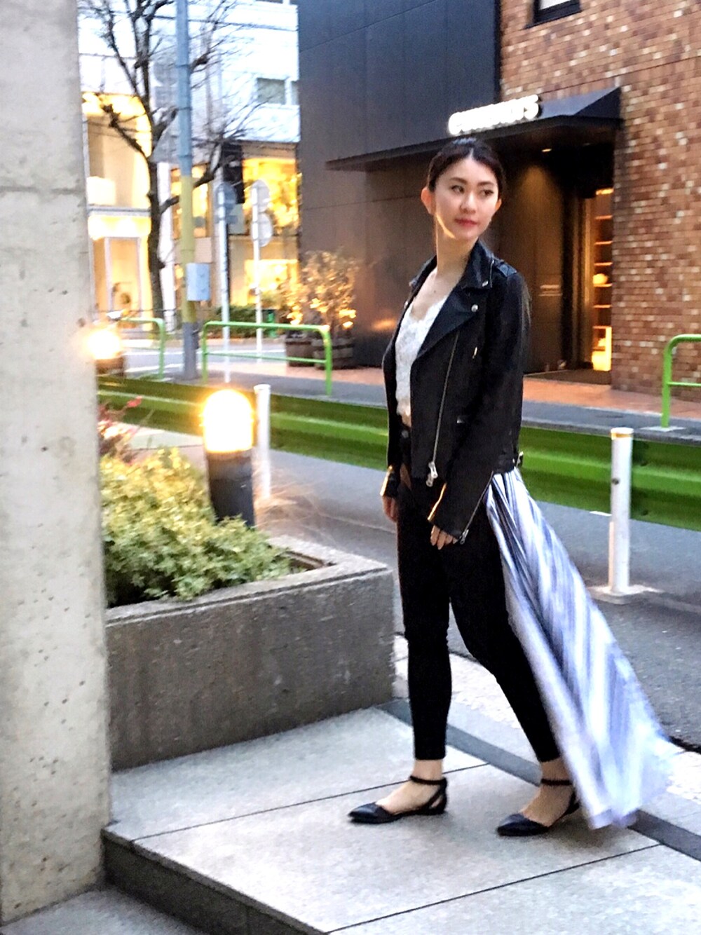 「春、カジュアルコーデ、ootd、ブラック、レザージャケット、大人カジュアル、レイヤードスタイル、ストライプ、DRWCYS、ドロシーズ(DRWCYS)」｜「DRWCYSのレザーライダース（ライダースジャケット、ブラック系）」を使った、DRWCYS・PR 生駒典子さん（レディース・159cm）の春コーディネートの1枚目の写真