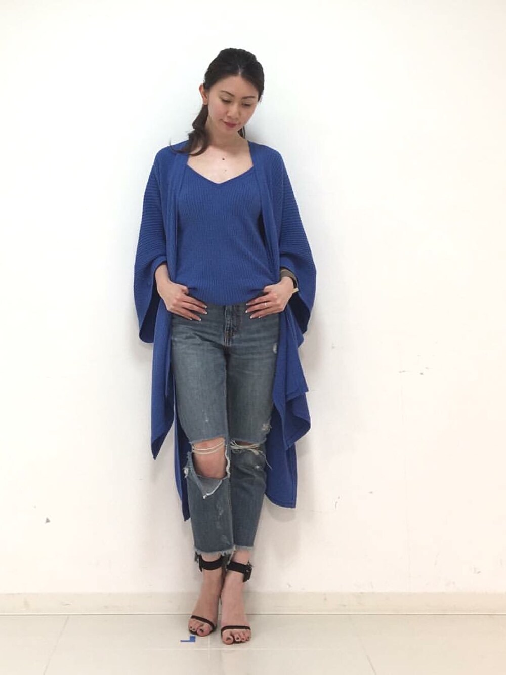 「シンプル、ootd、outfit、春コーデ、ブルー、オトナカジュアル、大人カジュアル、キャミソール、DRWCYS、ドロシーズ(DRWCYS)」｜「DRWCYSのリングヤーンニットガウン（カーディガン/ボレロ、ブルー系）」を使った、DRWCYS・PR 生駒典子さん（レディース・159cm）の春コーディネートの1枚目の写真