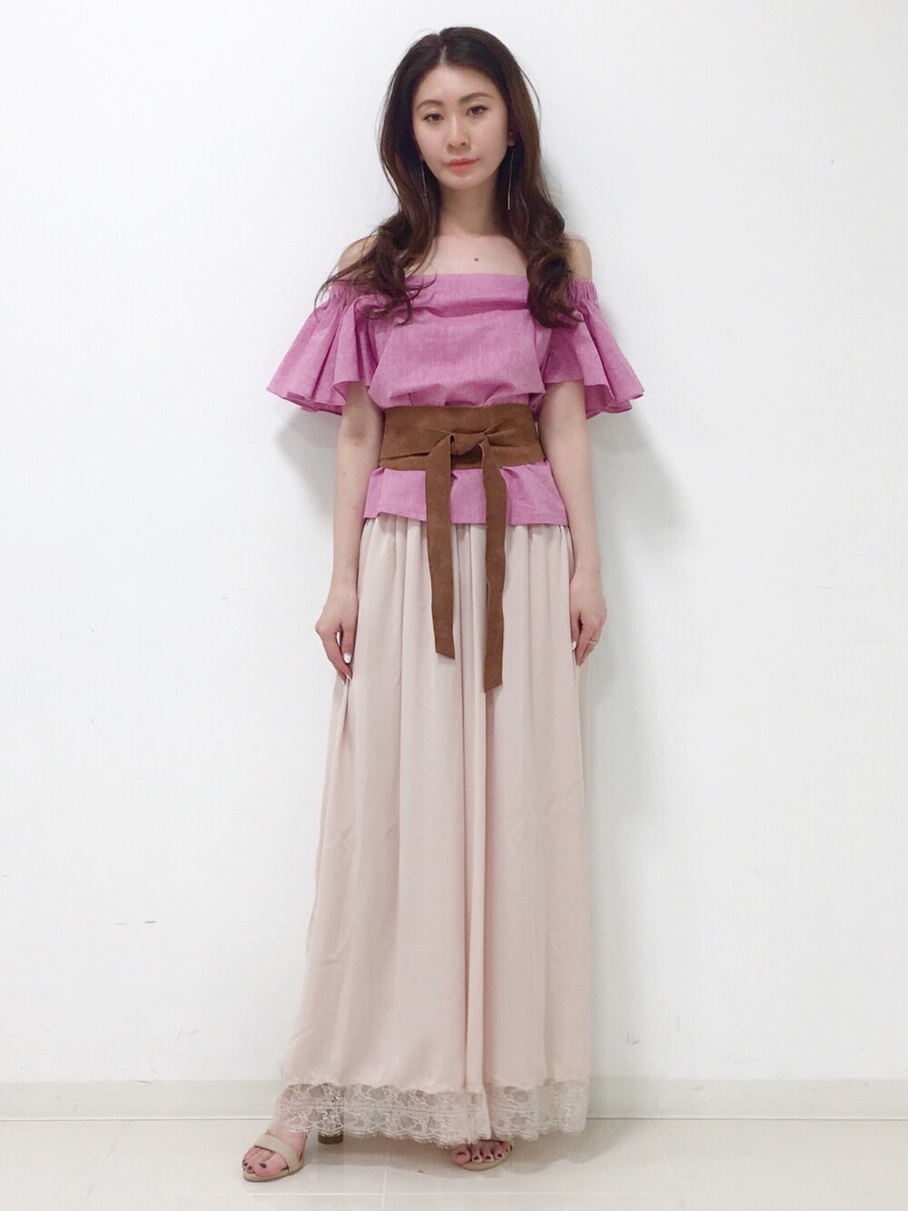 「大人カジュアル、ootd、outfit、休日スタイル、summer、ピンク、リラックススタイル、女の子、DRWCYS、ドロシーズ(DRWCYS)」｜「DRWCYSのカラーシャンブレーオフショルブラウス（シャツ/ブラウス、ピンク系）」を使った、DRWCYS・PR 生駒典子さん（レディース・159cm）の春コーディネートの1枚目の写真
