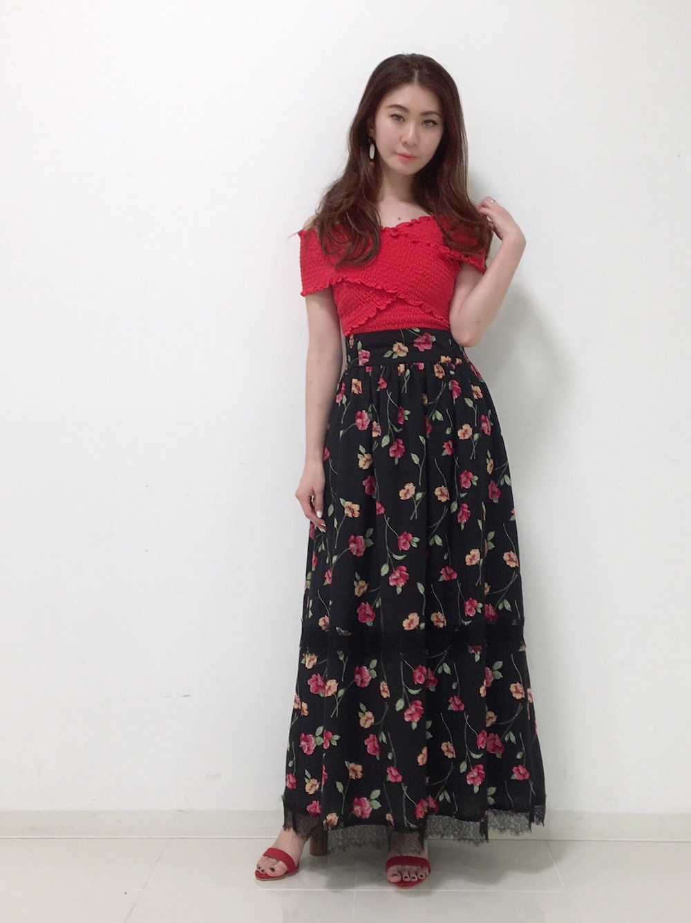 「赤、シンプルコーデ、夏、スカート、大人ガーリー、花柄、赤×黒、デート、DRWCYS、ドロシーズ(DRWCYS)」｜「DRWCYSのシャーリングカシュクールトップス（Tシャツ/カットソー、レッド系）」を使った、DRWCYS・PR 生駒典子さん（レディース・159cm）の春コーディネートの1枚目の写真