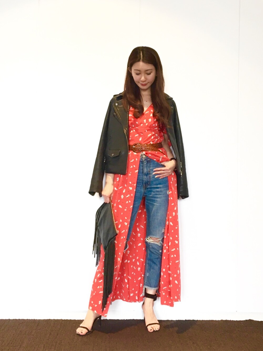 「夏、カジュアルコーデ、summer、休日コーデ、マキシ丈ワンピース、花柄、デニム、赤、DRWCYS、ドロシーズ(DRWCYS)」｜「DRWCYSのレザーライダース（ライダースジャケット、ブラック系）」を使った、DRWCYS・PR 生駒典子さん（レディース・159cm）の夏コーディネートの1枚目の写真