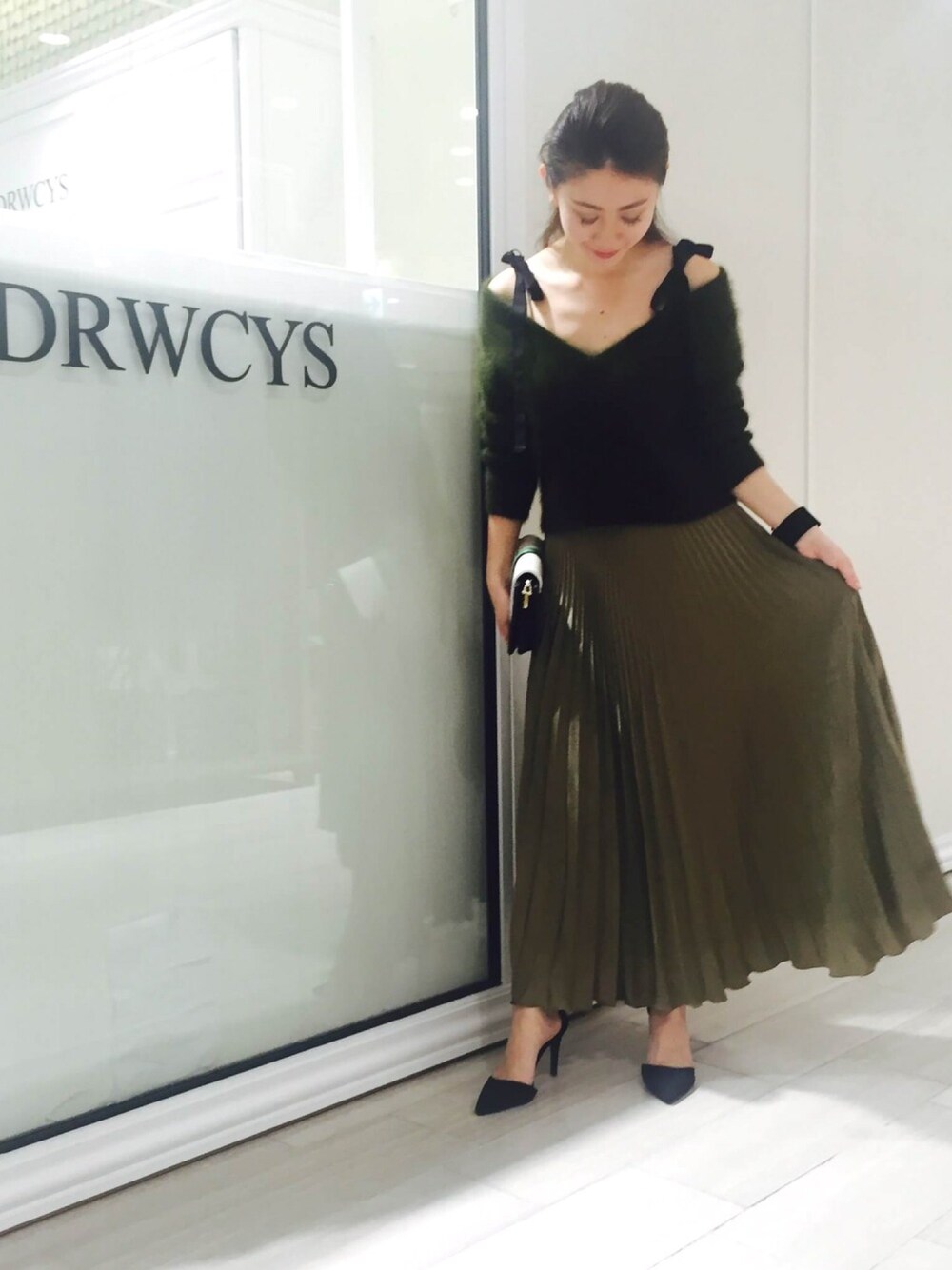 「秋コーデ、ワントーンコーデ、大人コーデ、大人ガーリー、カーキ、トレンド、プリーツスカート、ニット、DRWCYS、ドロシーズ(DRWCYS)」｜「DRWCYSの2wayリボンショルダーアンゴラニット（ニット/セーター、グリーン系）」を使った、DRWCYS・PR 生駒典子さん（レディース・159cm）の秋コーディネートの1枚目の写真