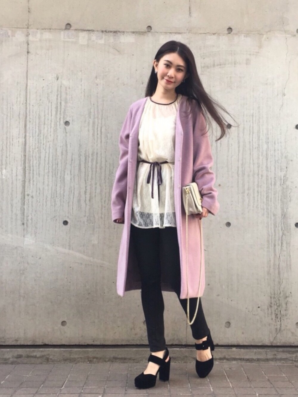 パープル系のその他アウター、ホワイト系のシャツ/ブラウス、ブラウン系のショルダーバッグを着用したレディースの冬コーディネートの1枚目の写真