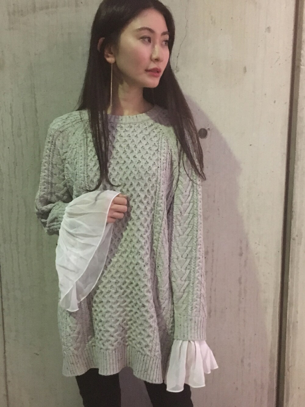 グレー系のニット/セーターを着用したレディースの冬コーディネートの1枚目の写真