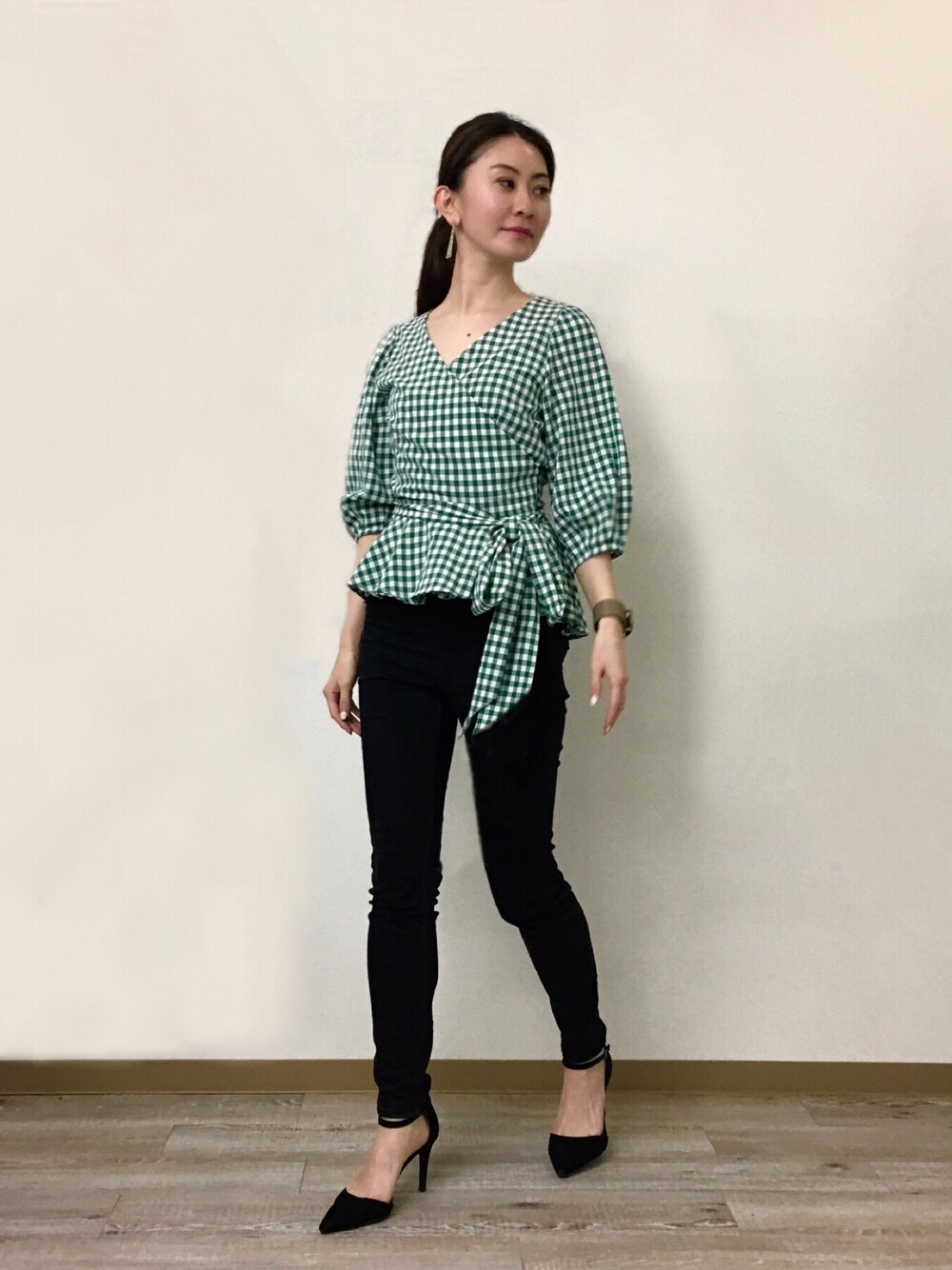 「はるコーデ、ootd、春色、シンプルコーデ、オトナ女子、outfit、ギンガムチェック、グリーン、DRWCYS、ドロシーズ(DRWCYS)」｜「DRWCYSのギンガムチェックカシュクールブラウス（シャツ/ブラウス、グリーン系）」を使った、DRWCYS・PR 生駒典子さん（レディース・159cm）の春コーディネートの1枚目の写真