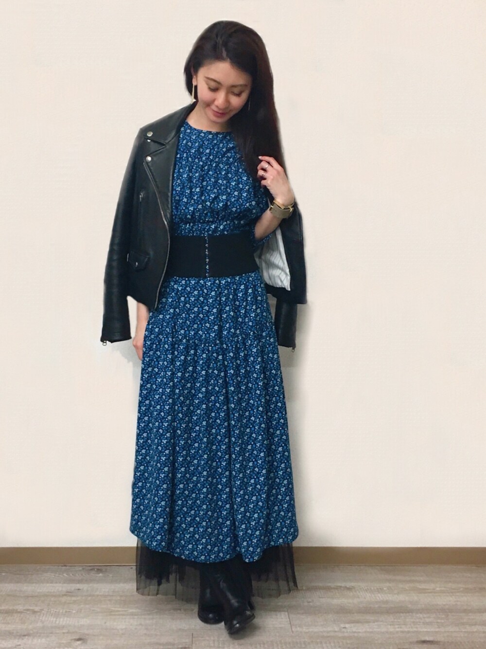 「春、オトナ女子、ワンピース、ラクチンコーデ、花柄、ブルー、レザージャケット、レイヤードスタイル、DRWCYS、ドロシーズ(DRWCYS)」｜「DRWCYSのラムレザーライダース（ライダースジャケット、ブラック系）」を使った、DRWCYS・PR 生駒典子さん（レディース・159cm）の春コーディネートの1枚目の写真