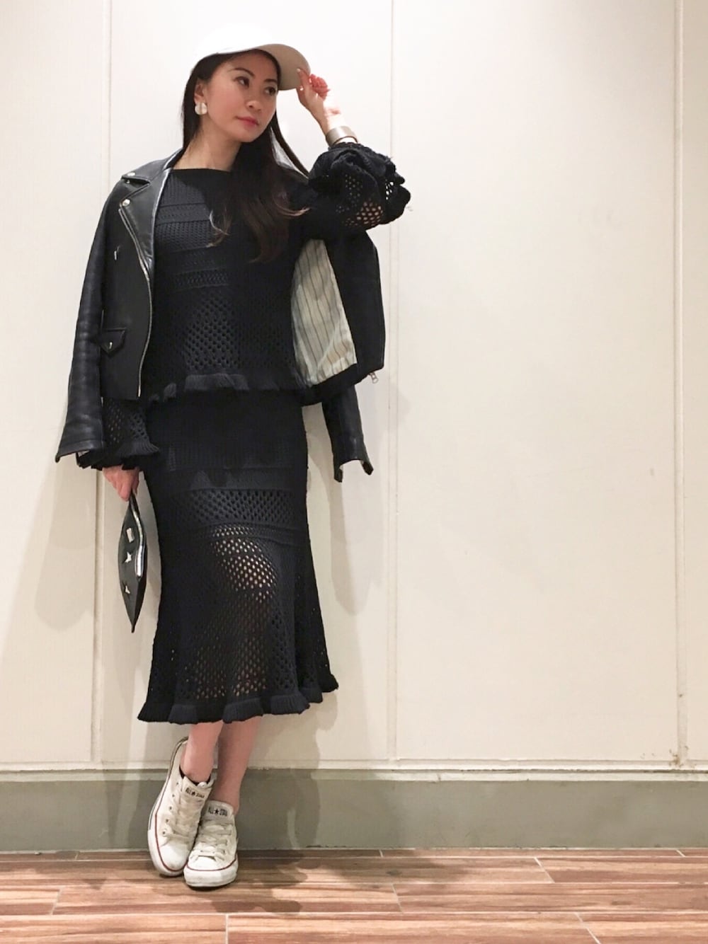 「春、オトナカジュアル、きれいめカジュアル、大人コーデ、スポーツミックス、セットアップ、モノトーン、黒、DRWCYS、ドロシーズ(DRWCYS)」｜「BRIXTONのアイテム（キャップ、グレー系）」を使った、DRWCYS・PR 生駒典子さん（レディース・159cm）の春コーディネートの1枚目の写真