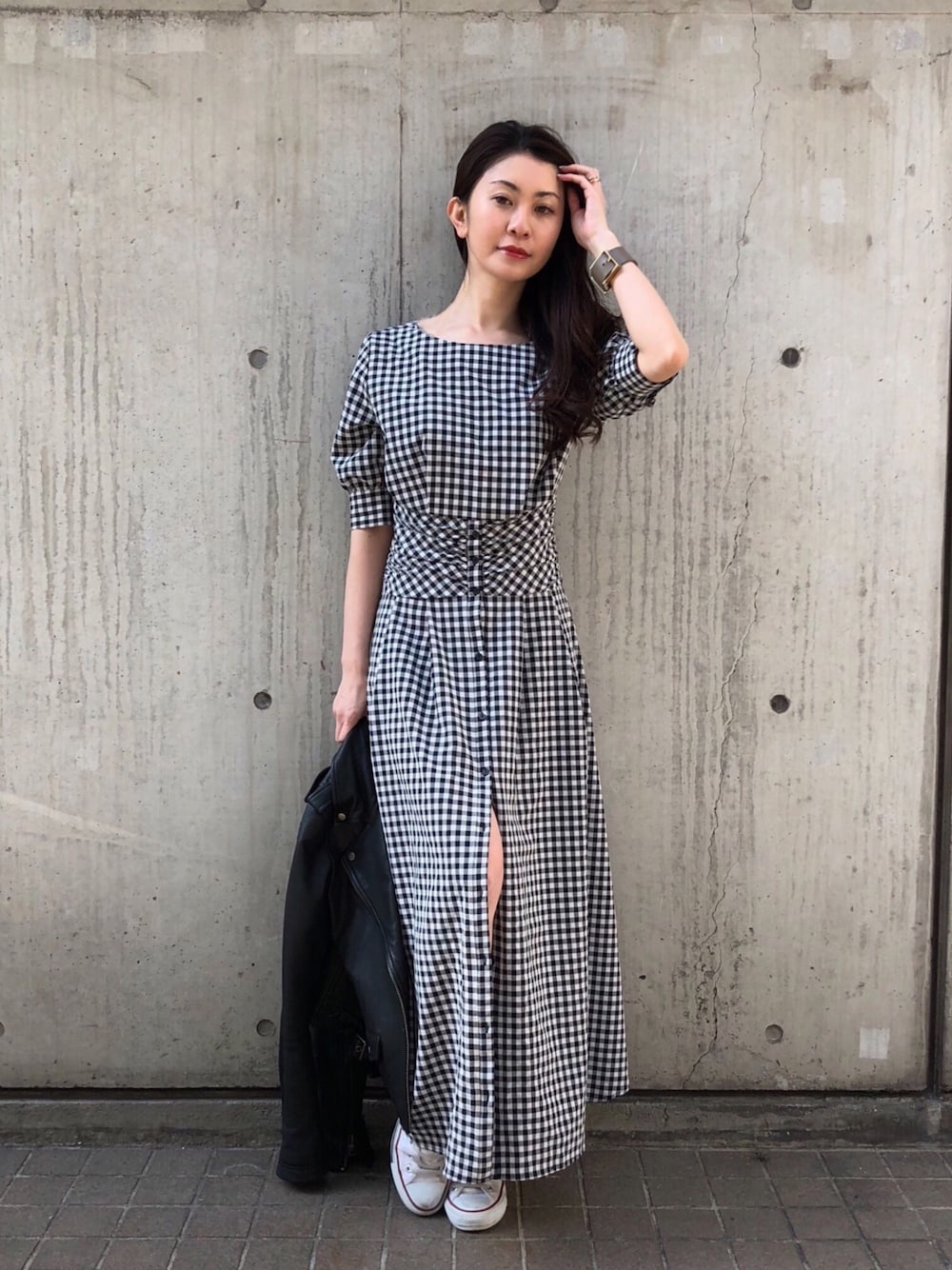 「春コーデ、オトナ女子、ootd、ブラック、ワントーンコーデ、ギンガムチェック、チェック、ラクチンコーデ、DRWCYS、ドロシーズ(DRWCYS)」｜「DRWCYSのギンガムチェックワンピース（ワンピース、ブラック系）」を使った、DRWCYS・PR 生駒典子さん（レディース・159cm）の春コーディネートの1枚目の写真