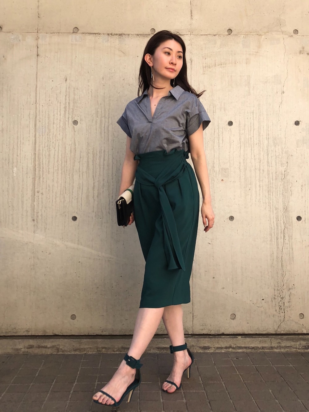 「CLASSY.×DRWCYS、大人カジュアル、夏コーデ、outfit、大人コーデ、スカート、シャツスタイル、タイトスカート、DRWCYS、ドロシーズ(DRWCYS)」｜「DRWCYSのアイテム（トップス、ベージュ系）」を使った、DRWCYS・PR 生駒典子さん（レディース・159cm）の夏コーディネートの1枚目の写真
