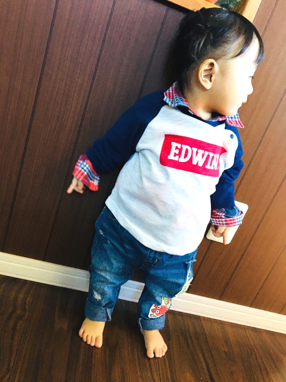 「エドウィン、EDWIN、ラグラン、キッズ、ベビー、一歳コーデ、女の子、デニム、カジュアル、80センチ」｜「EDWINのアイテム（Tシャツ/カットソー、ホワイト系）」を使った、AIMIさん（キッズ・100cm）の秋コーディネートの1枚目の写真