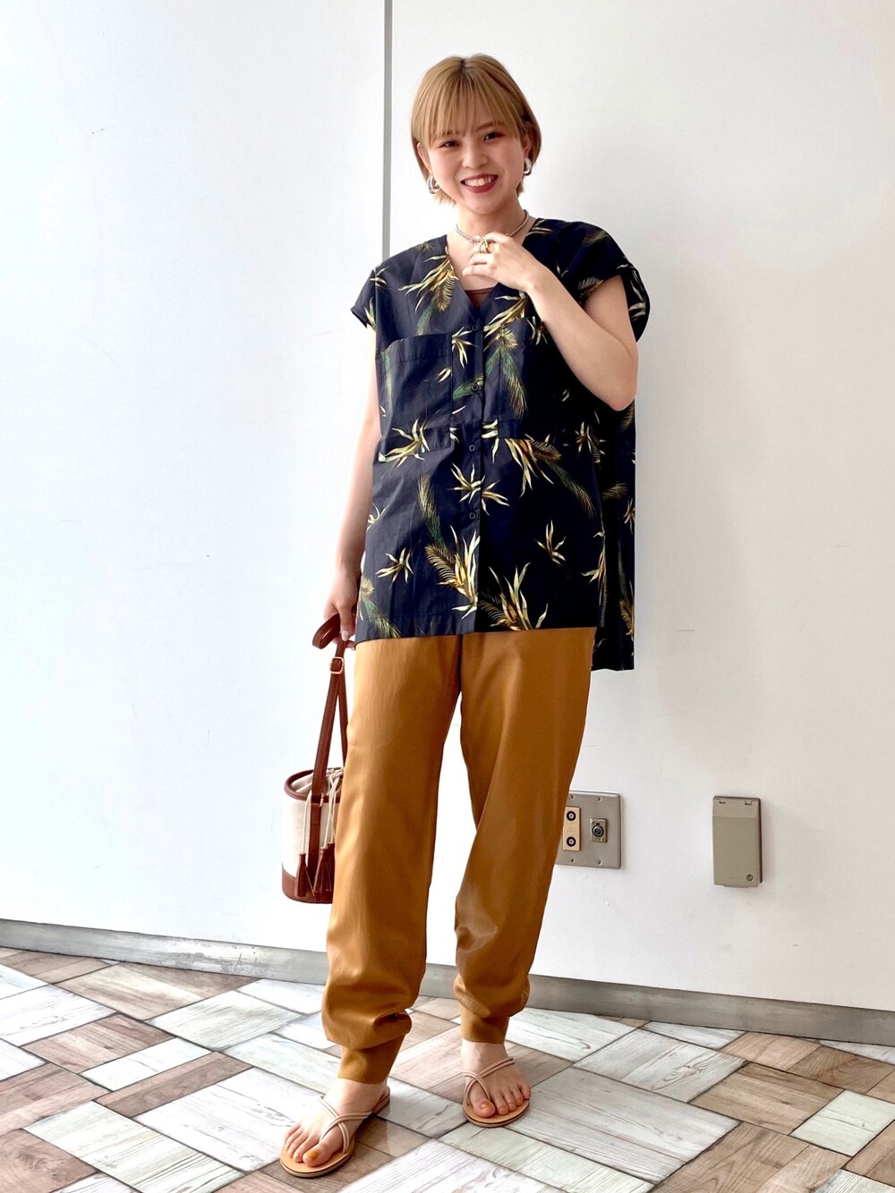 「ラクチンコーデ、kbfplus_ootd、KBF+、夏コーデ、低身長、パンツコーデ、ラフ、ビッグシルエット」｜「KBF+のKBF+　トロピカルプリントノースリBIGシャツ（シャツ/ブラウス、ブラック系）」を使った、serikaさん（レディース・153cm）の夏コーディネートの1枚目の写真