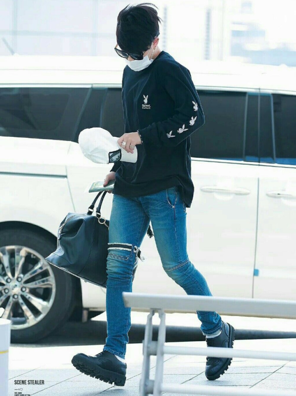 「BTS、airport、fashion、jimin」｜「Chinchimのアイテム（スウェット、ブラック系）」を使った、ShinLovesMonさん（メンズ・154cm）の冬コーディネートの1枚目の写真
