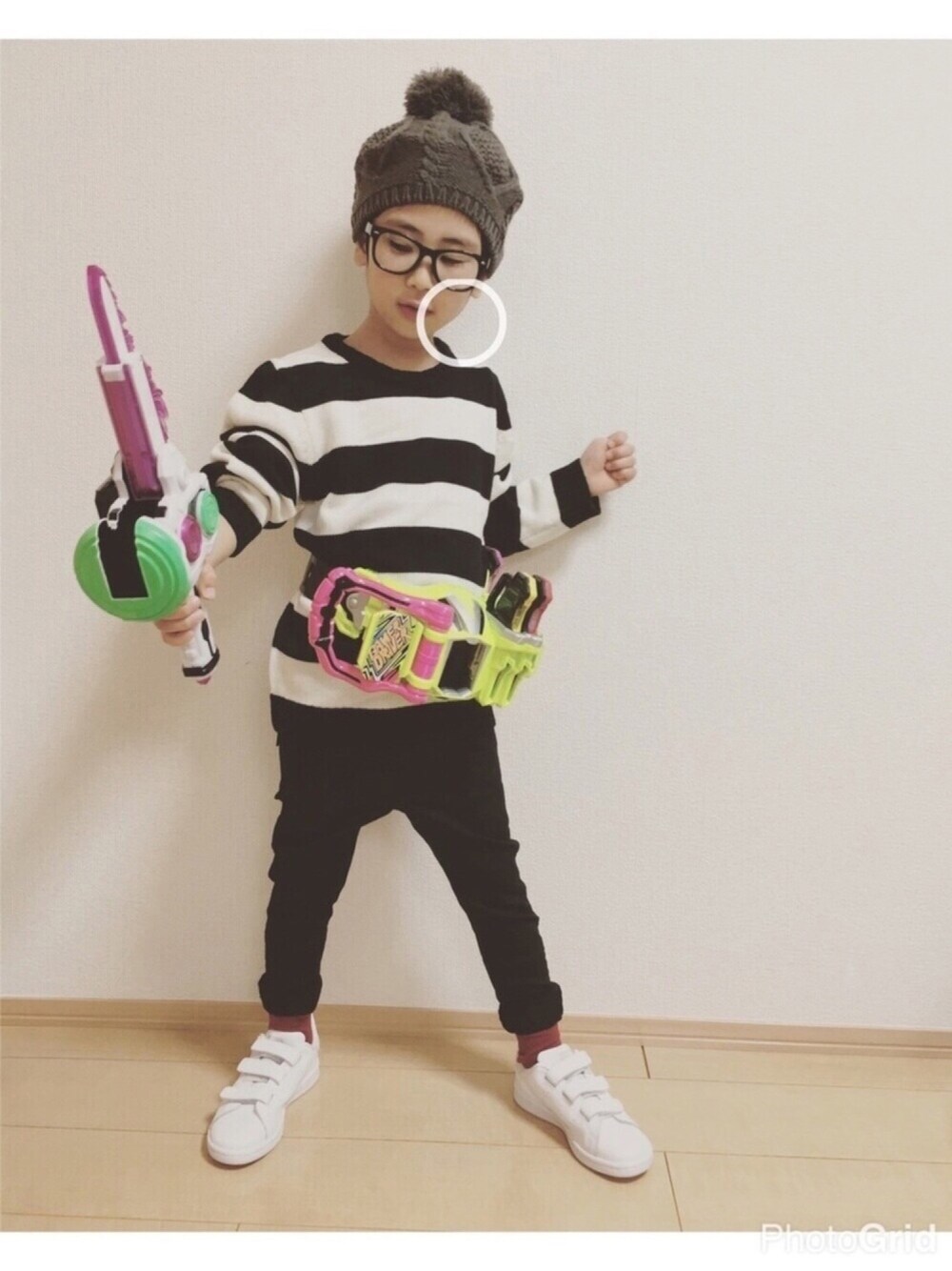 「ニット、おとこのこ、男の子コーデ、リンクコーデ、赤い靴下、メガネ男子、ベレー帽、キッズファッション、カジュアル、仮面ライダー部」｜「仮面ライダーエグゼイドのアイテム（おもちゃ、ピンク系）」を使った、＊AR＊さん（キッズ・110cm）の冬コーディネートの1枚目の写真